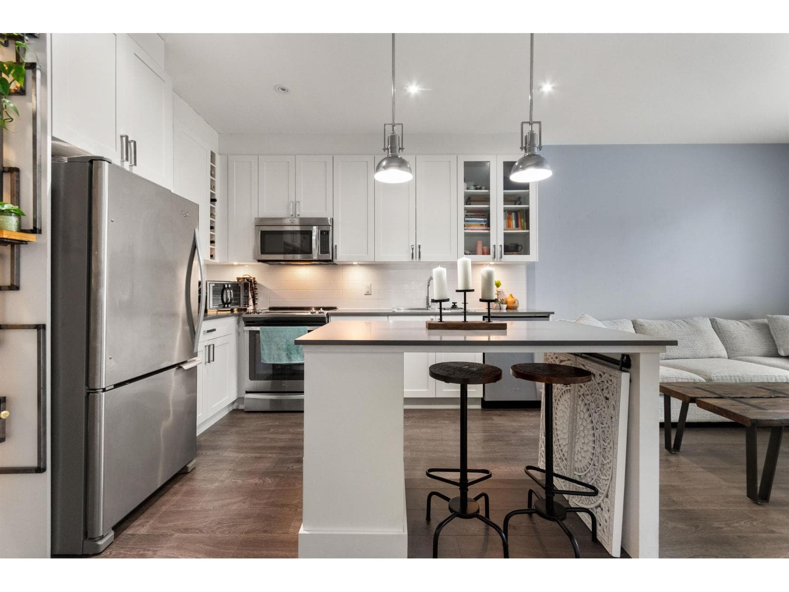 408 16396 64 AVENUE photo 2