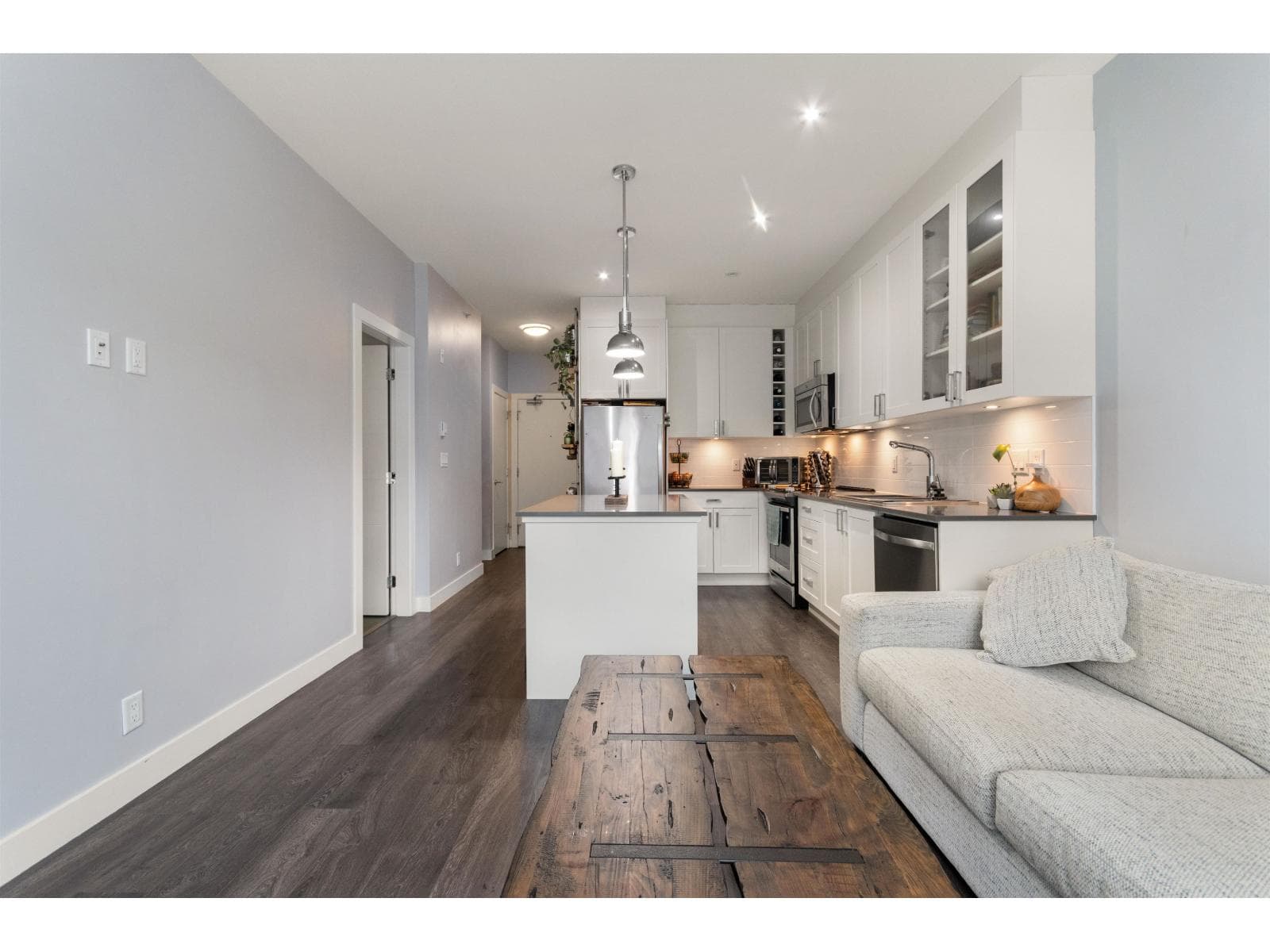 408 16396 64 AVENUE photo 4