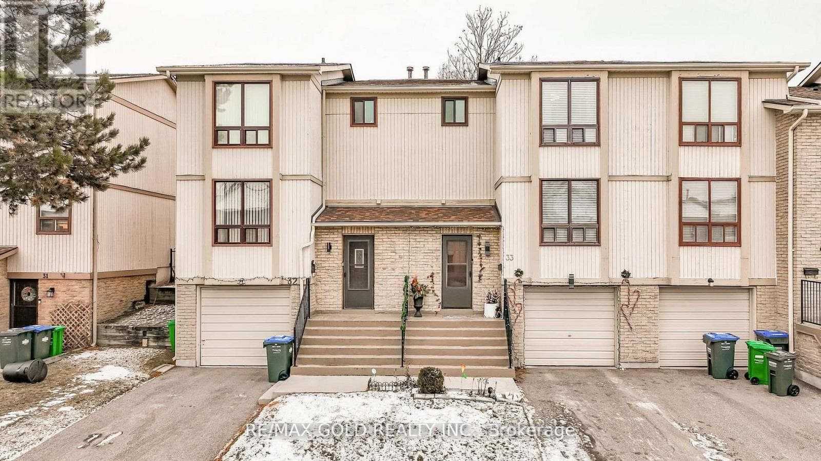 4 bed 2 bath single family at 33 - 33 GUILDFORD CRESCENT — $565,000