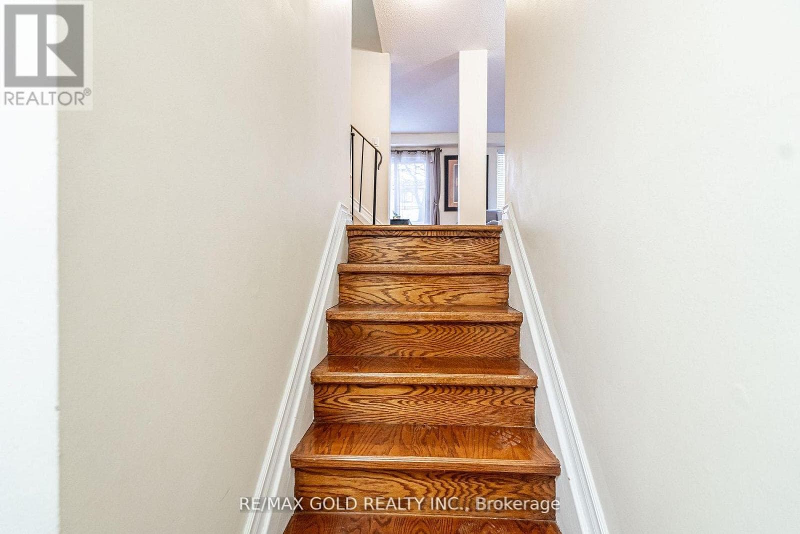 33 - 33 GUILDFORD CRESCENT photo 3