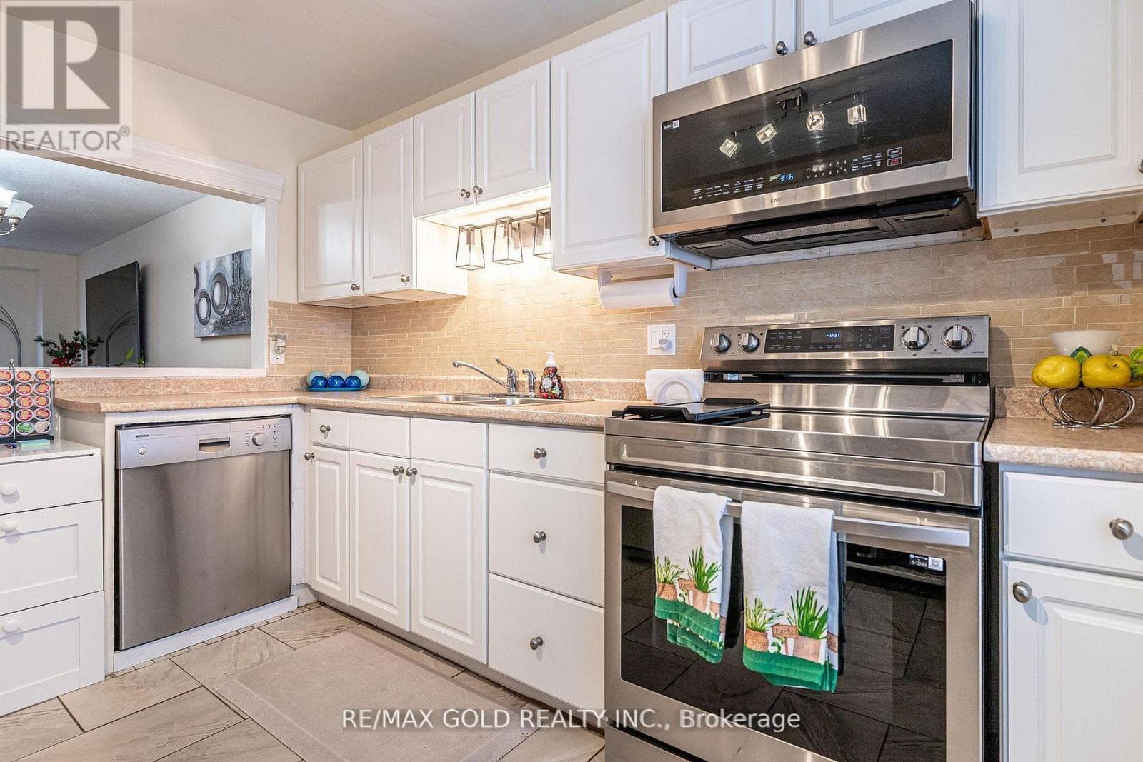 33 - 33 GUILDFORD CRESCENT photo 4
