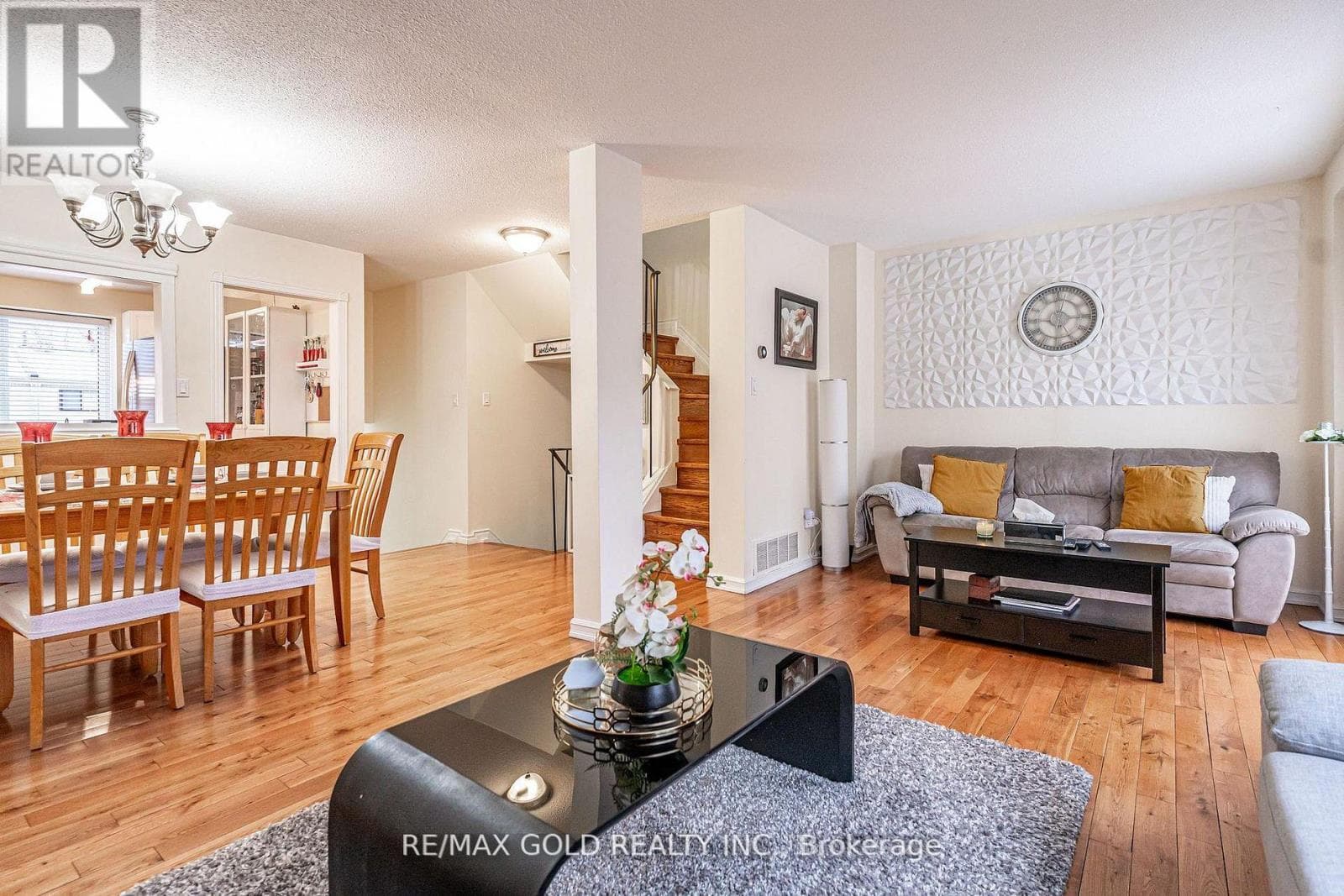 33 - 33 GUILDFORD CRESCENT photo 5