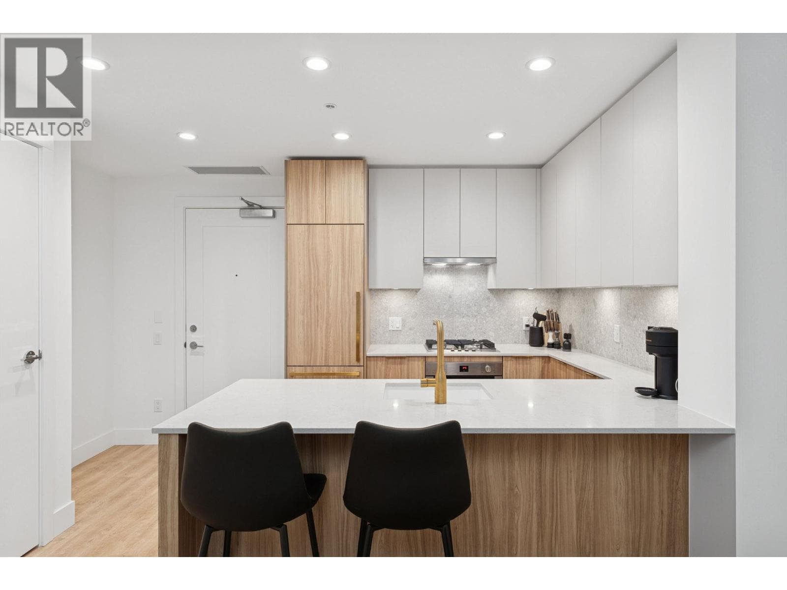 208 2375 EMERY COURT photo 4