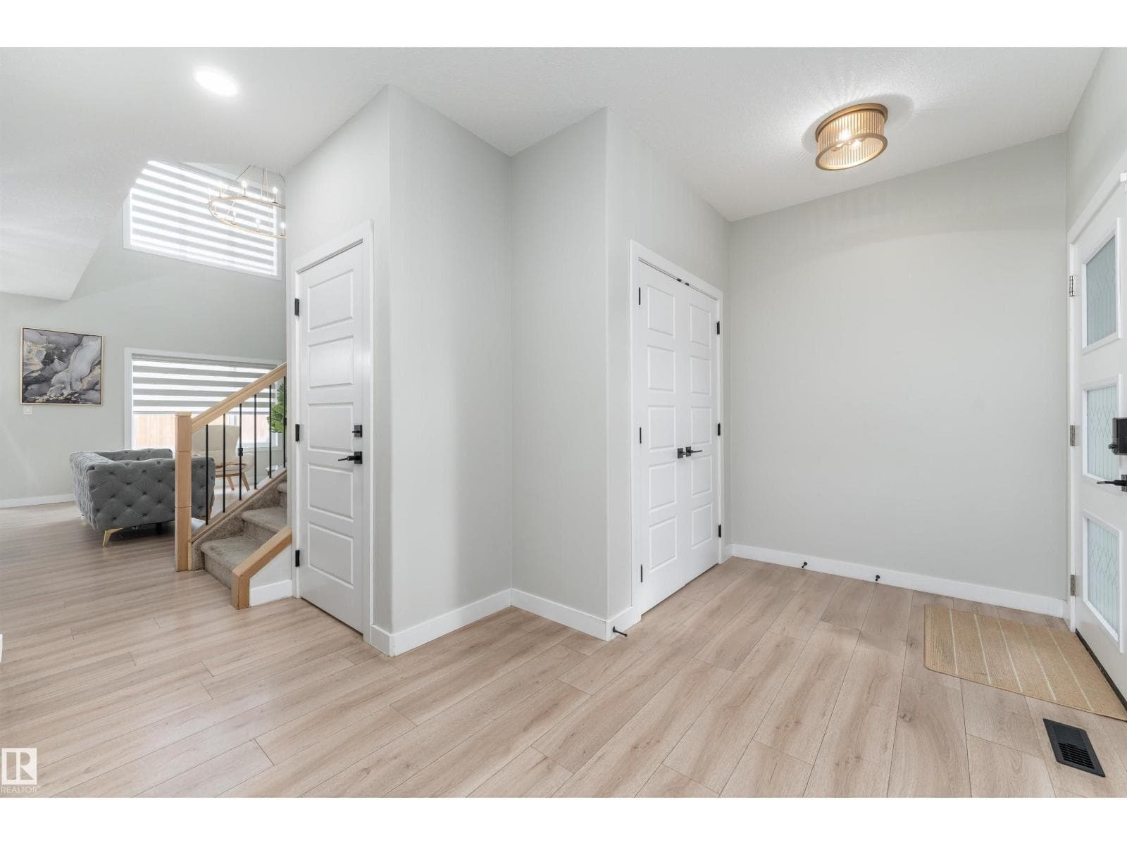 993 BERG PL photo 2