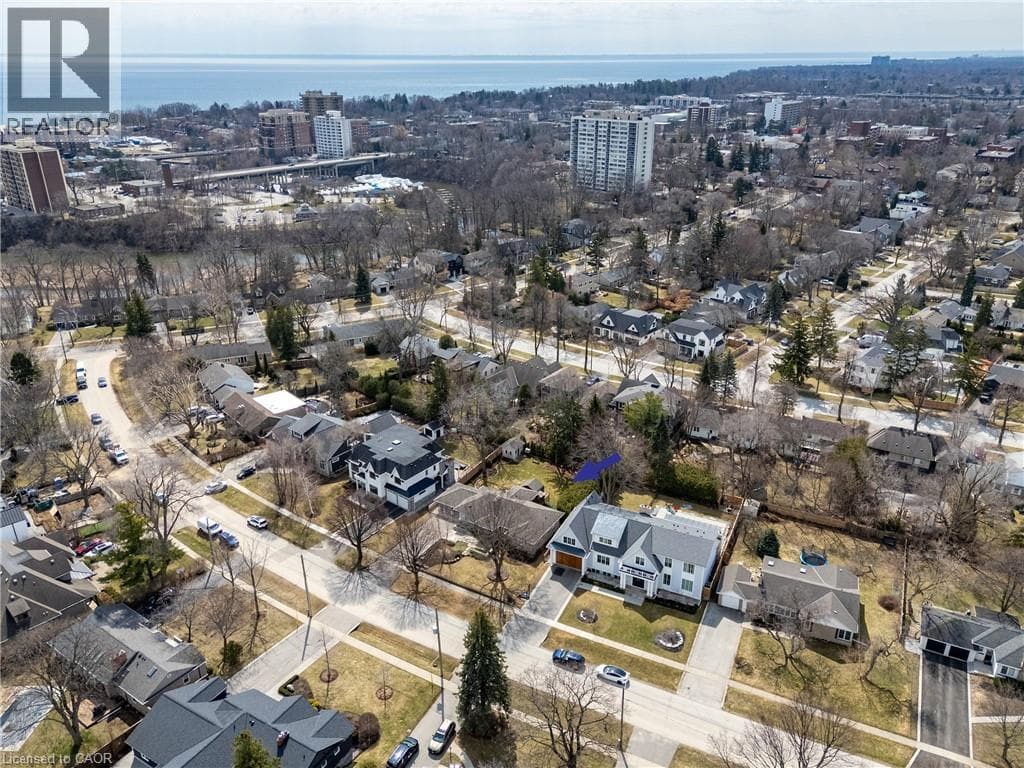 262 OAKWOOD Crescent photo 3