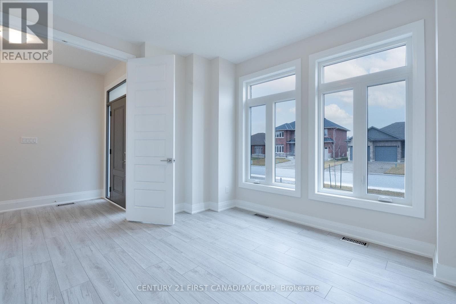 241 LEITCH STREET photo 4