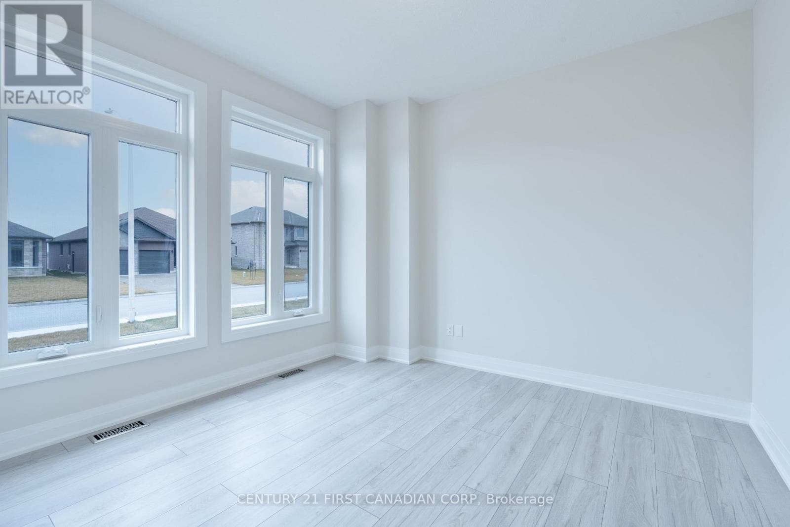 241 LEITCH STREET photo 5