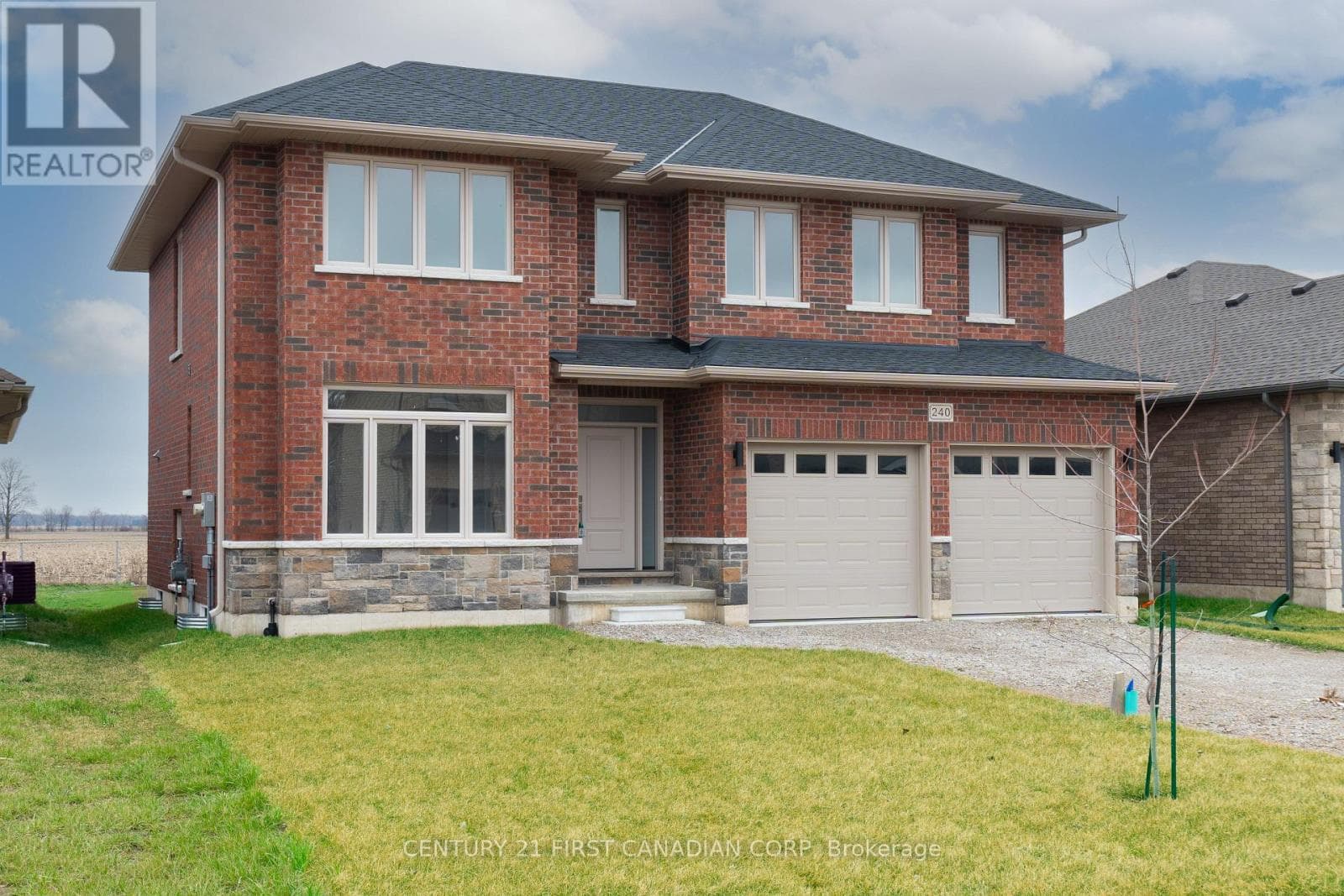 240 LEITCH STREET photo 2