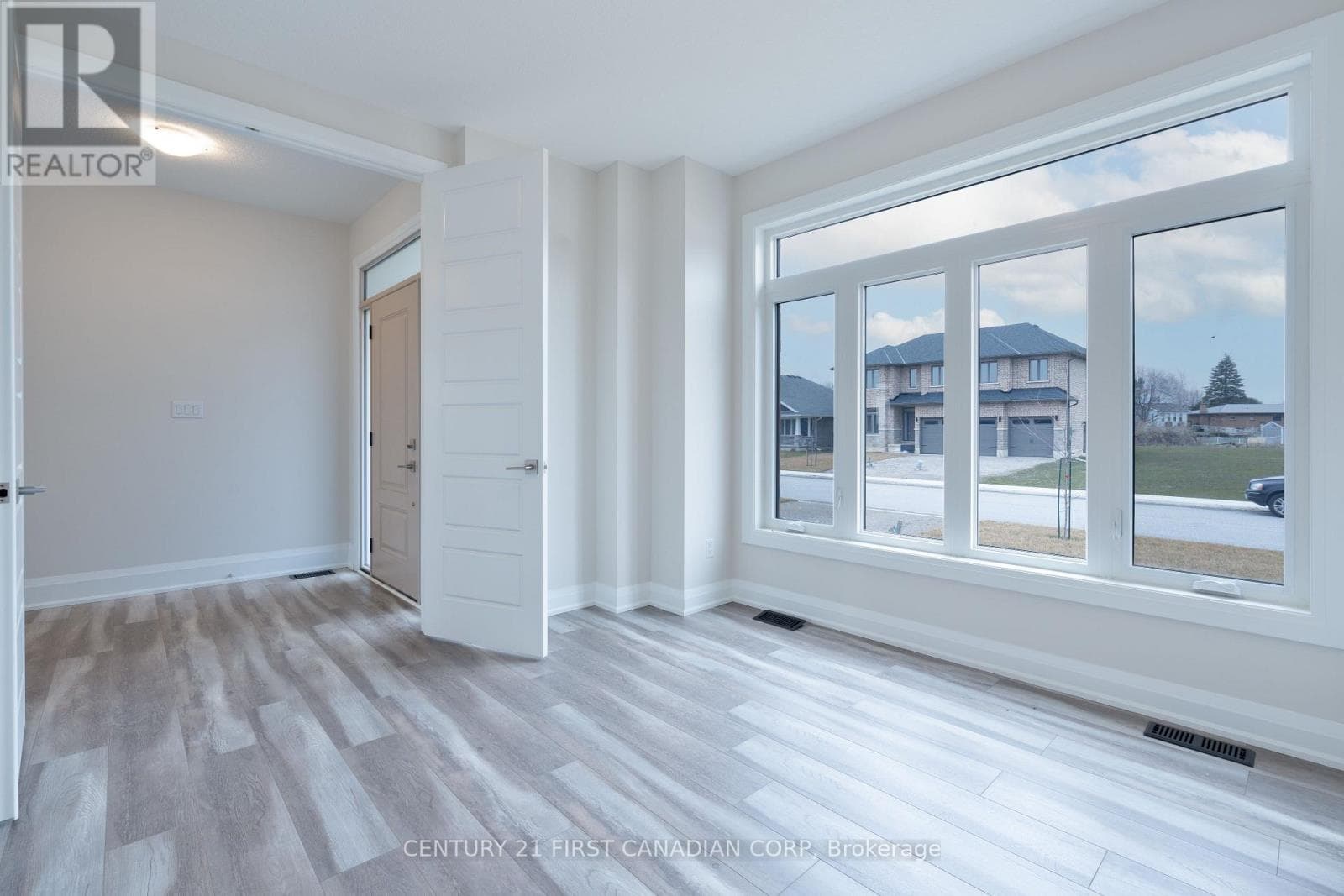 240 LEITCH STREET photo 4