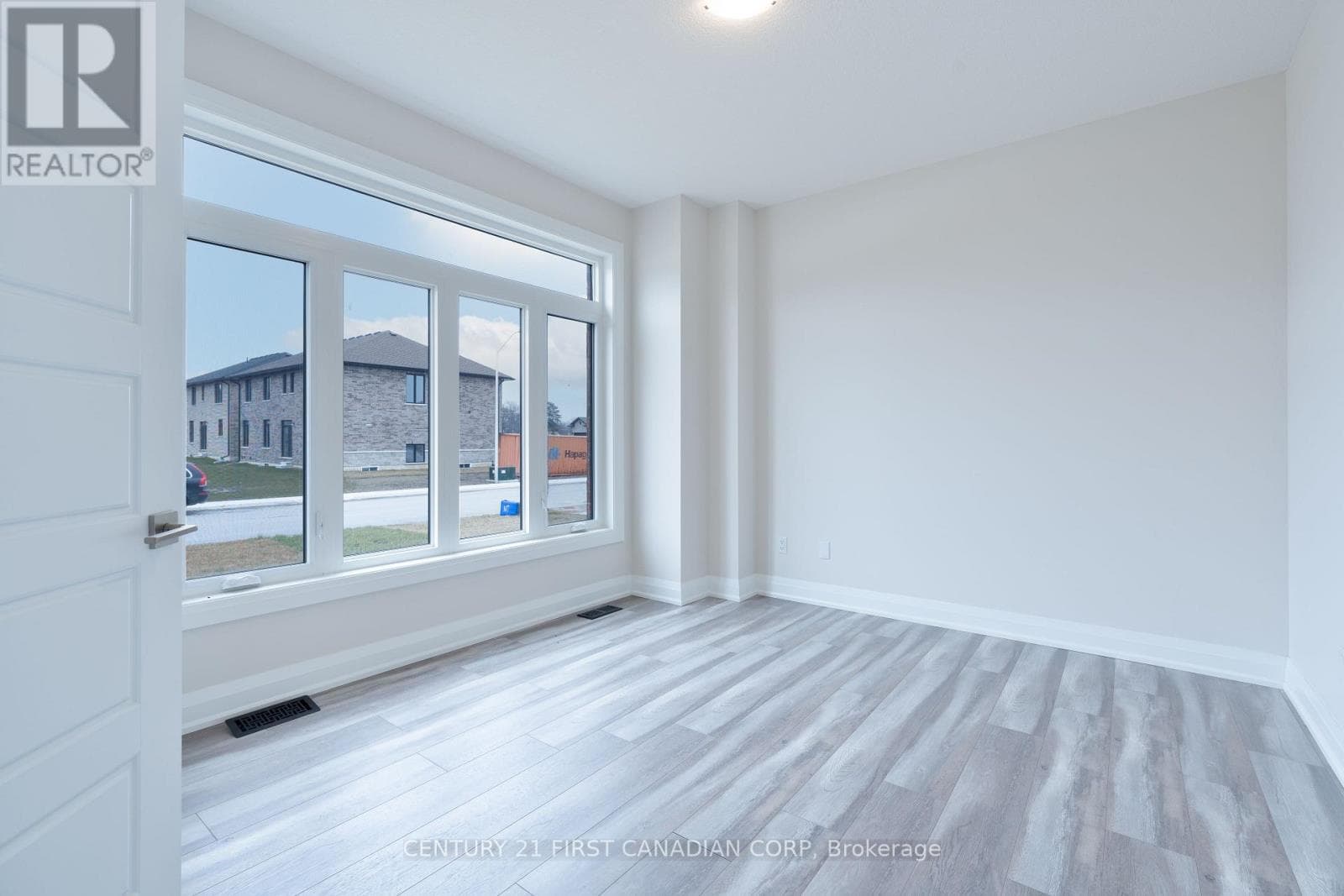240 LEITCH STREET photo 5
