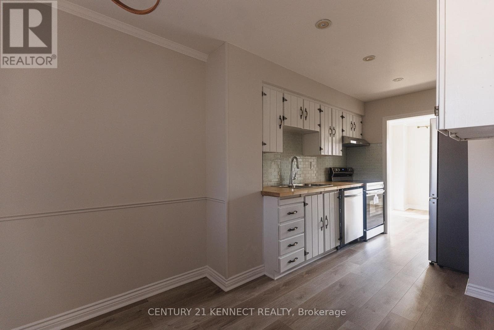 55 - 646 VILLAGE PARKWAY photo 4