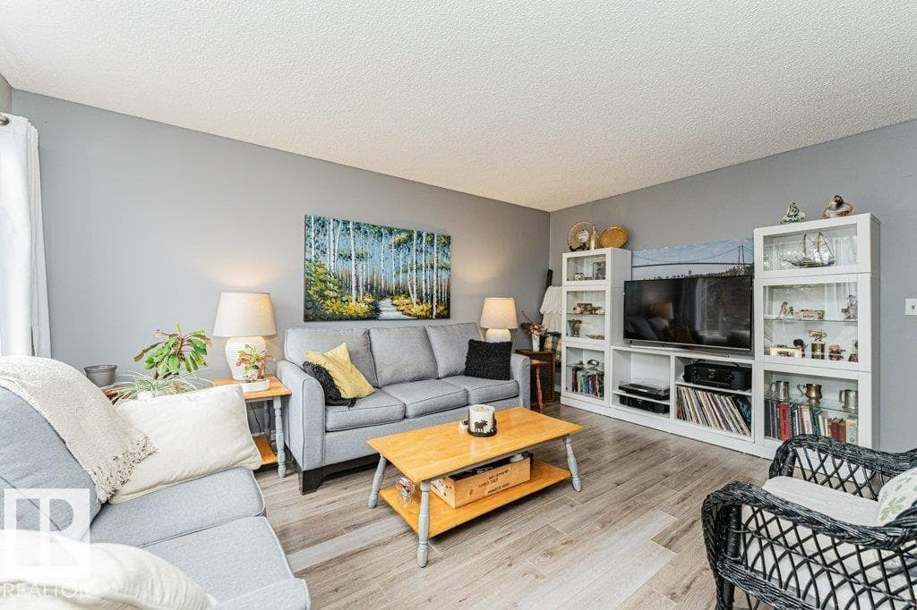 8 DUKE DR photo 4