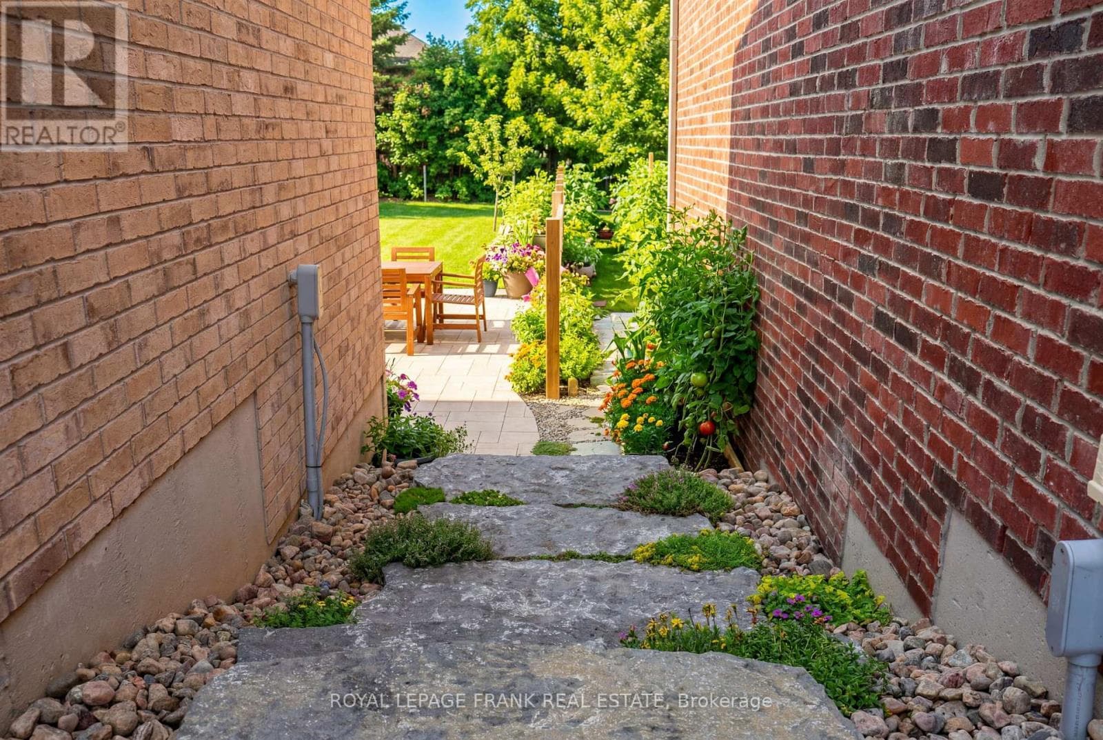 60 HENNESSEY CRESCENT photo 5