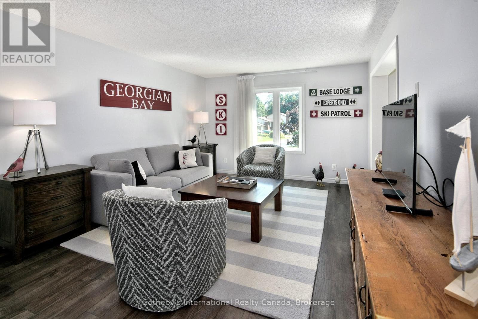26 MIDDLE AVENUE photo 2