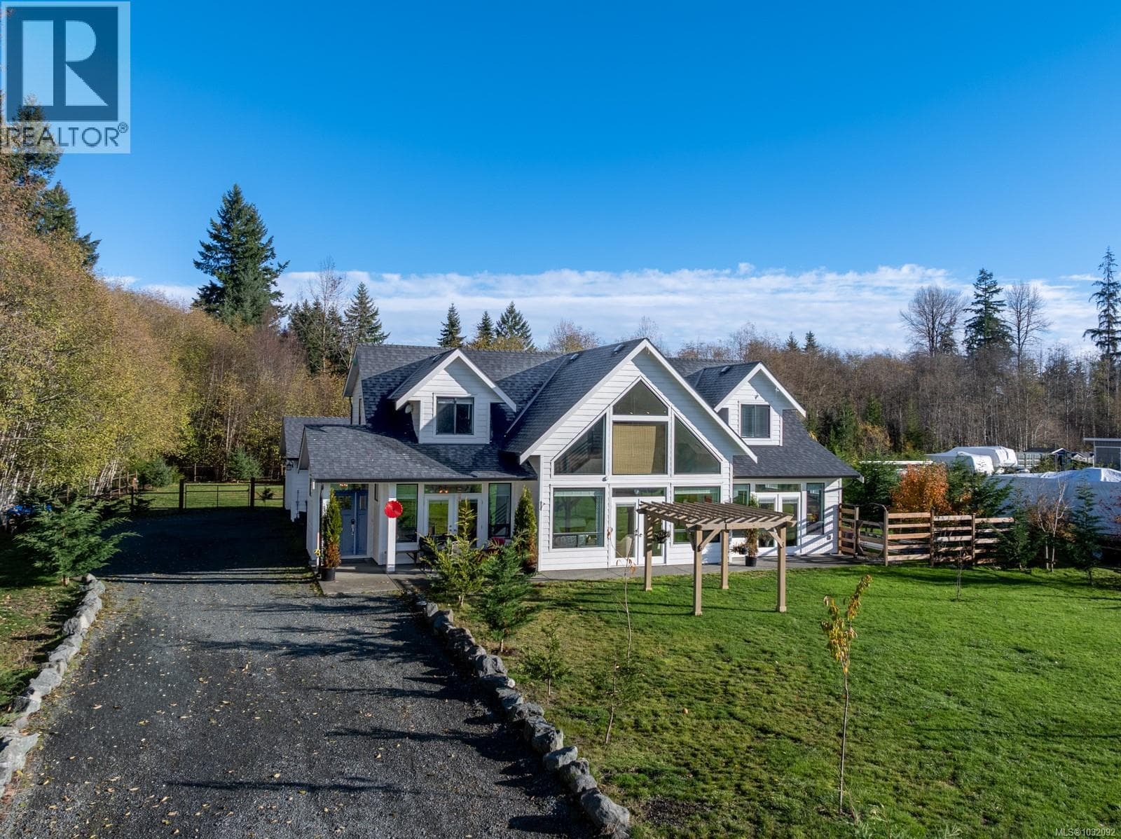 8740 Oyster River Way photo 2