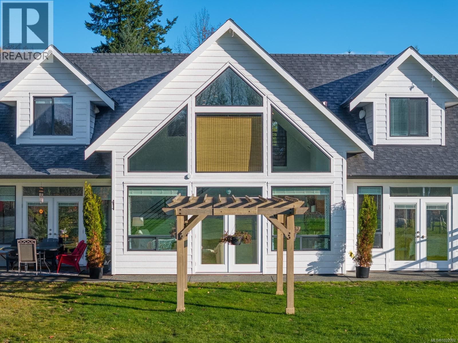 8740 Oyster River Way photo 4