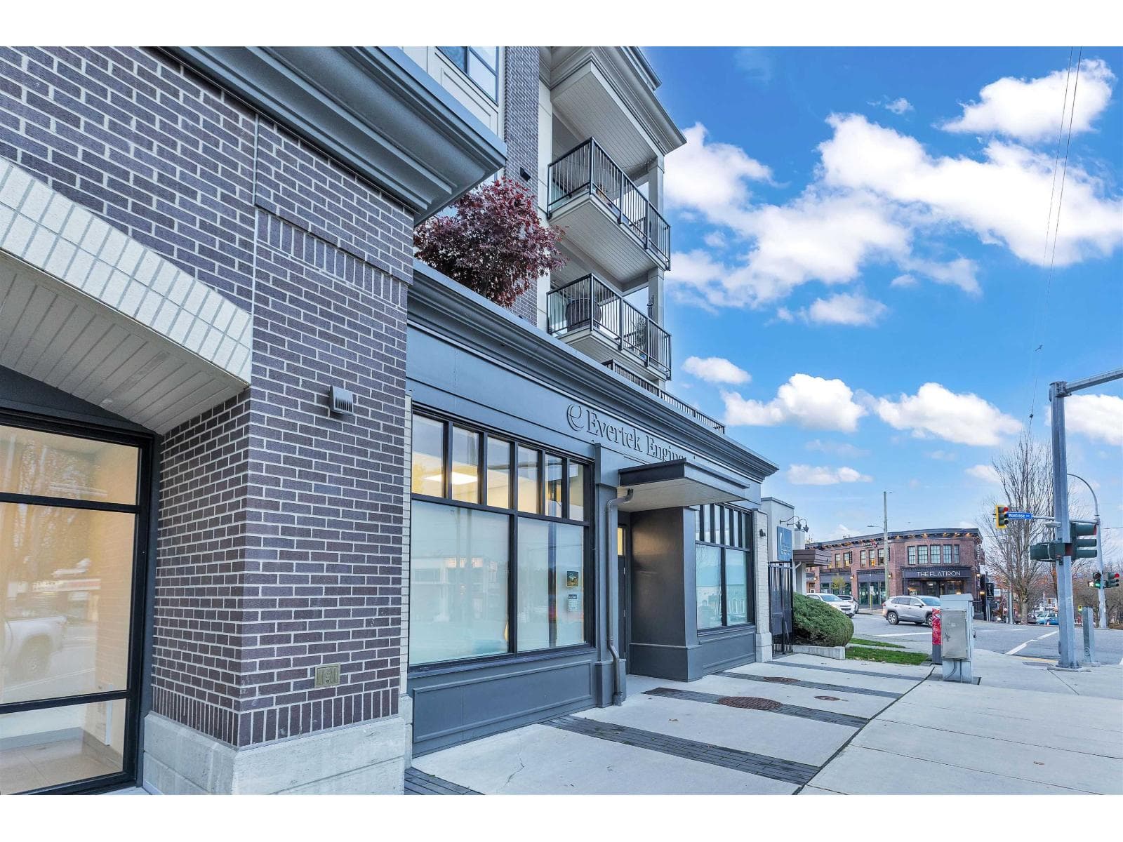 101 2493 MONTROSE AVENUE photo 4