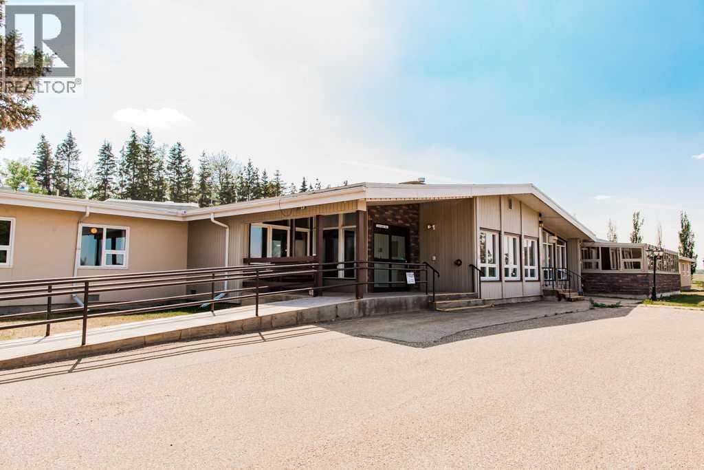 5230 44 Avenue photo 2