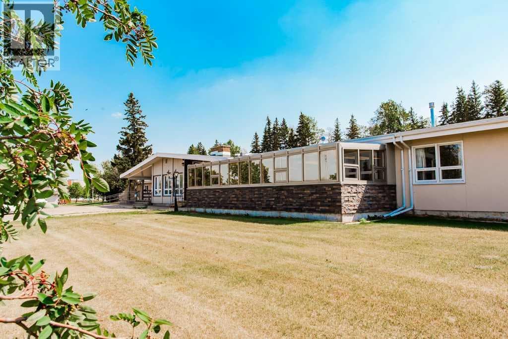 5230 44 Avenue photo 3