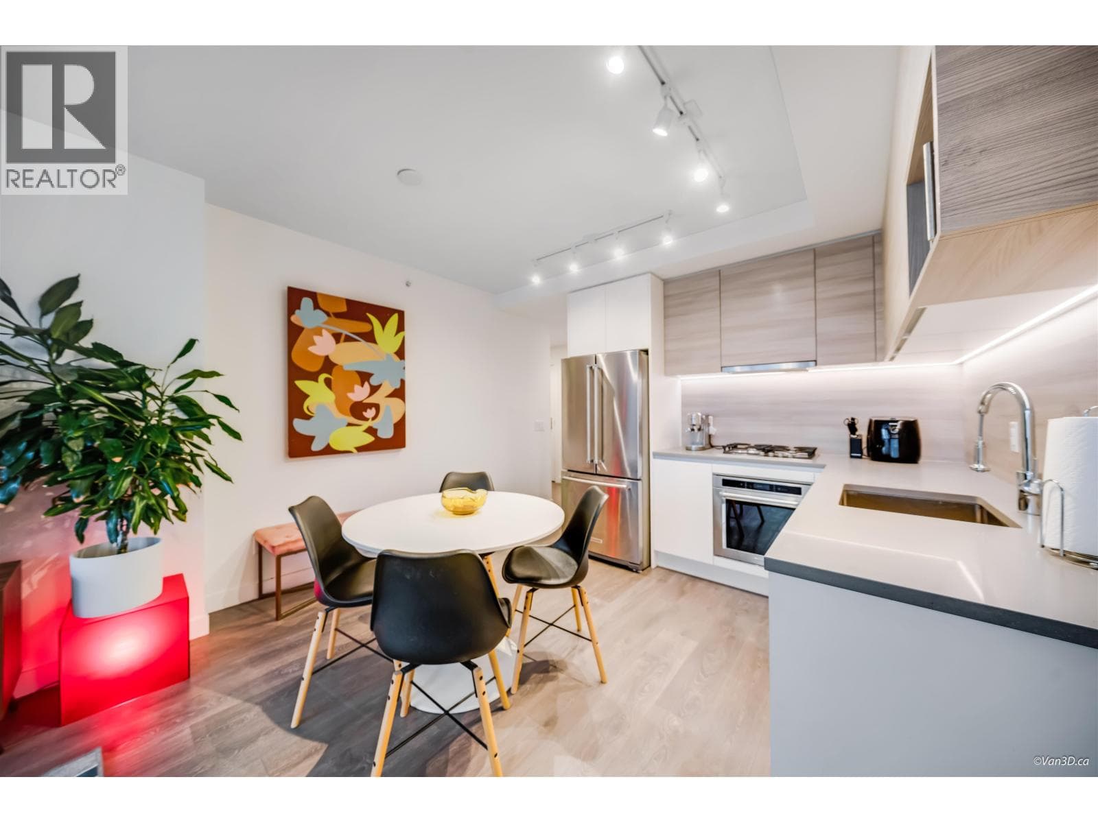 1204 525 FOSTER AVENUE photo 2