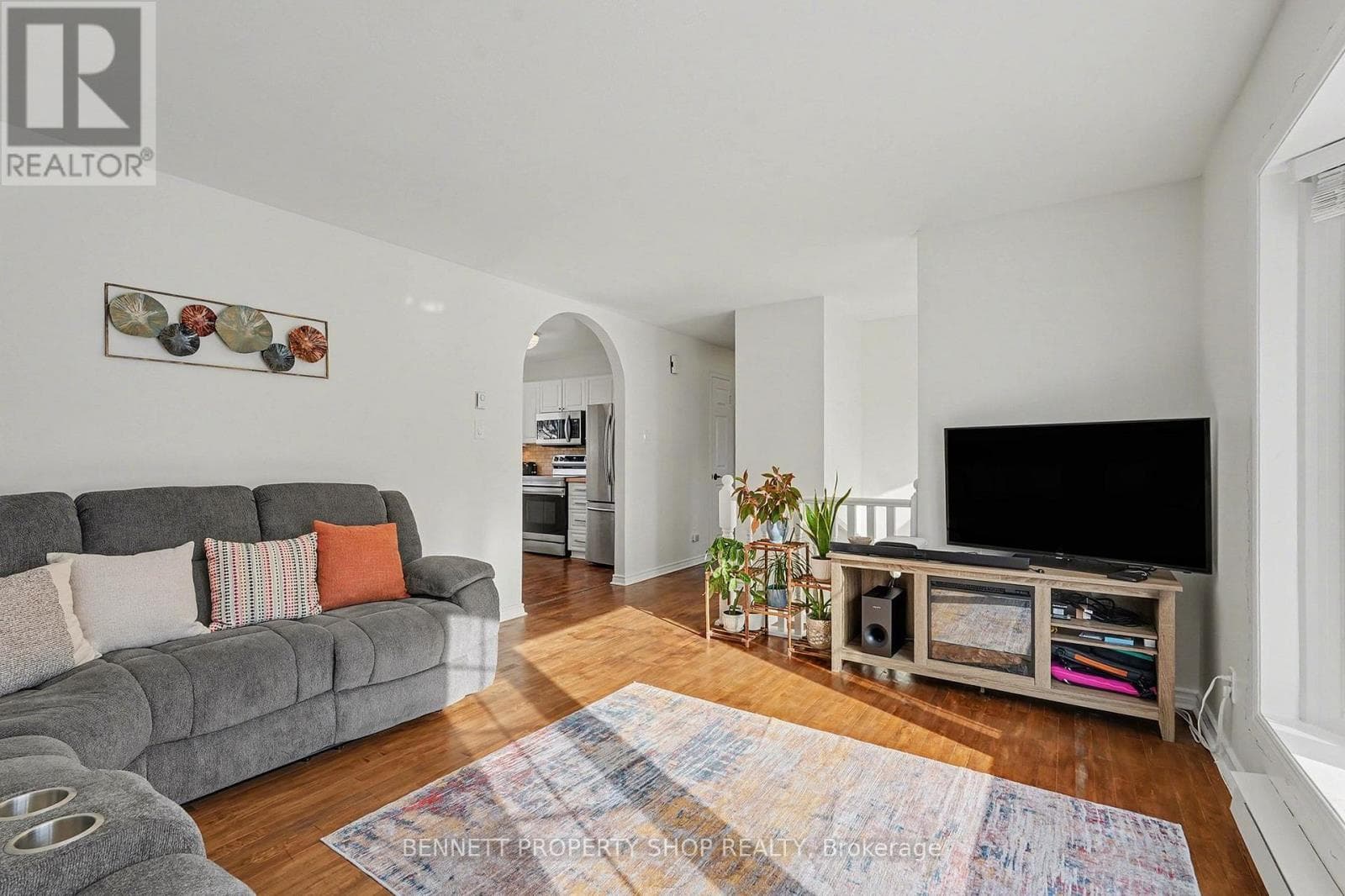 187 NELSON STREET E photo 3