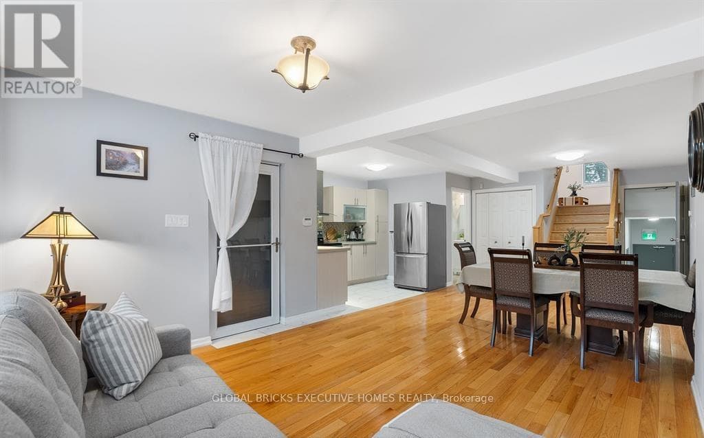 582 UPPER JAMES STREET photo 4