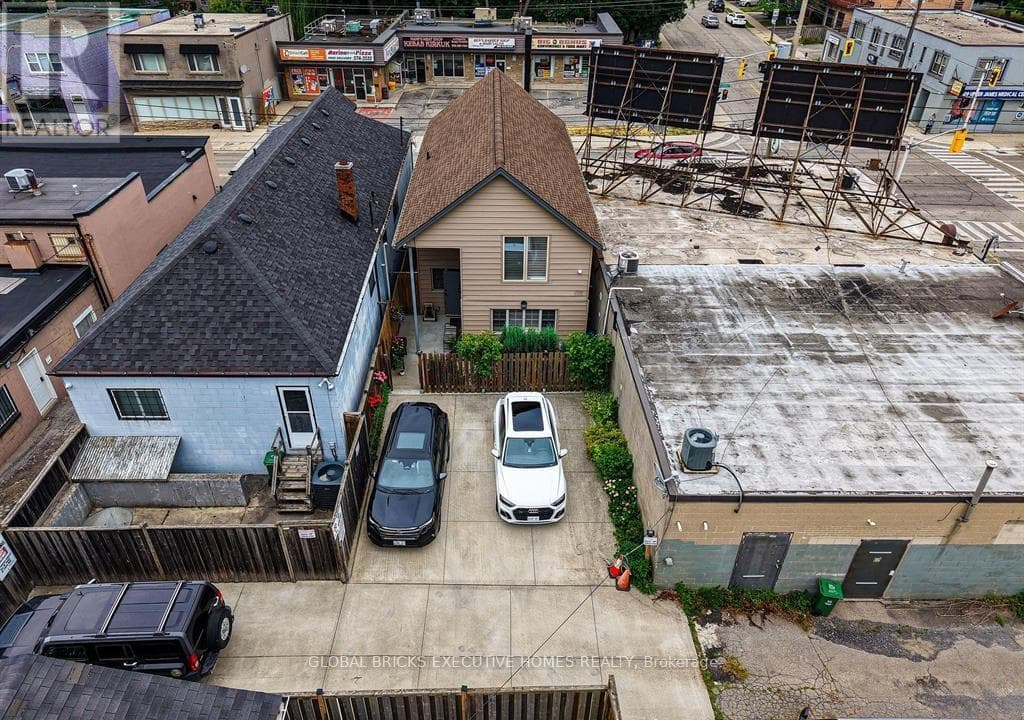 582 UPPER JAMES STREET photo 3