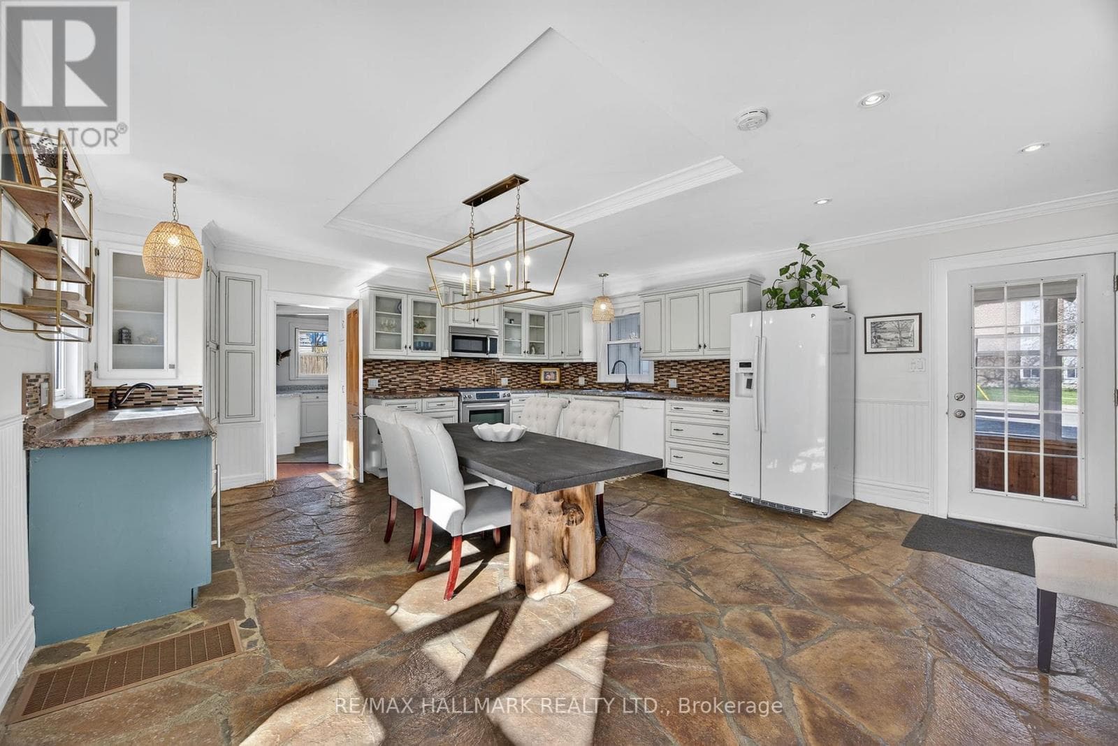 84 WELLINGTON STREET E photo 4