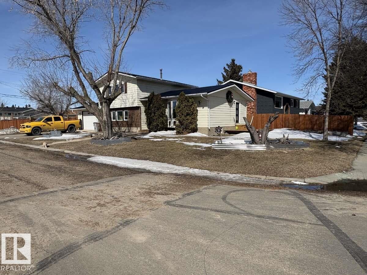 5204 47 ST photo 2