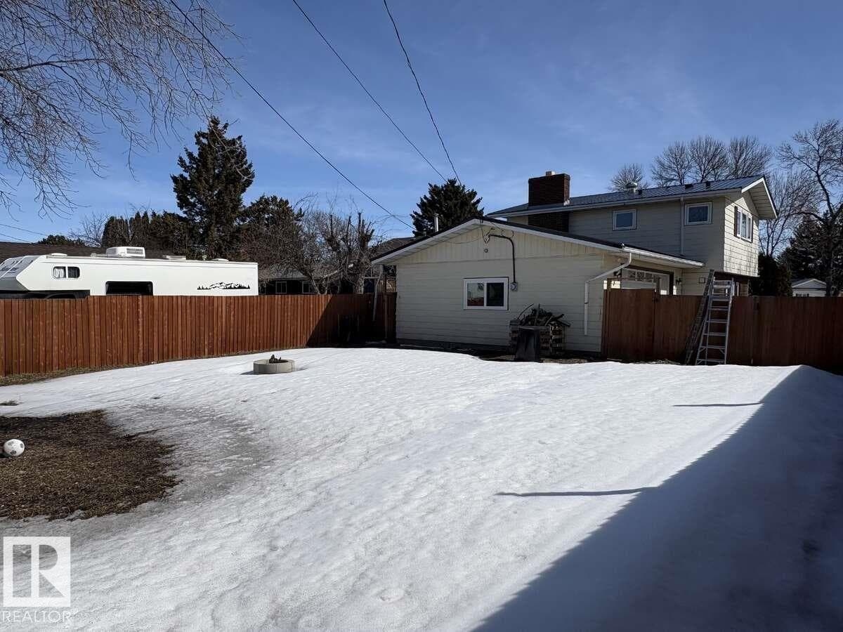 5204 47 ST photo 4