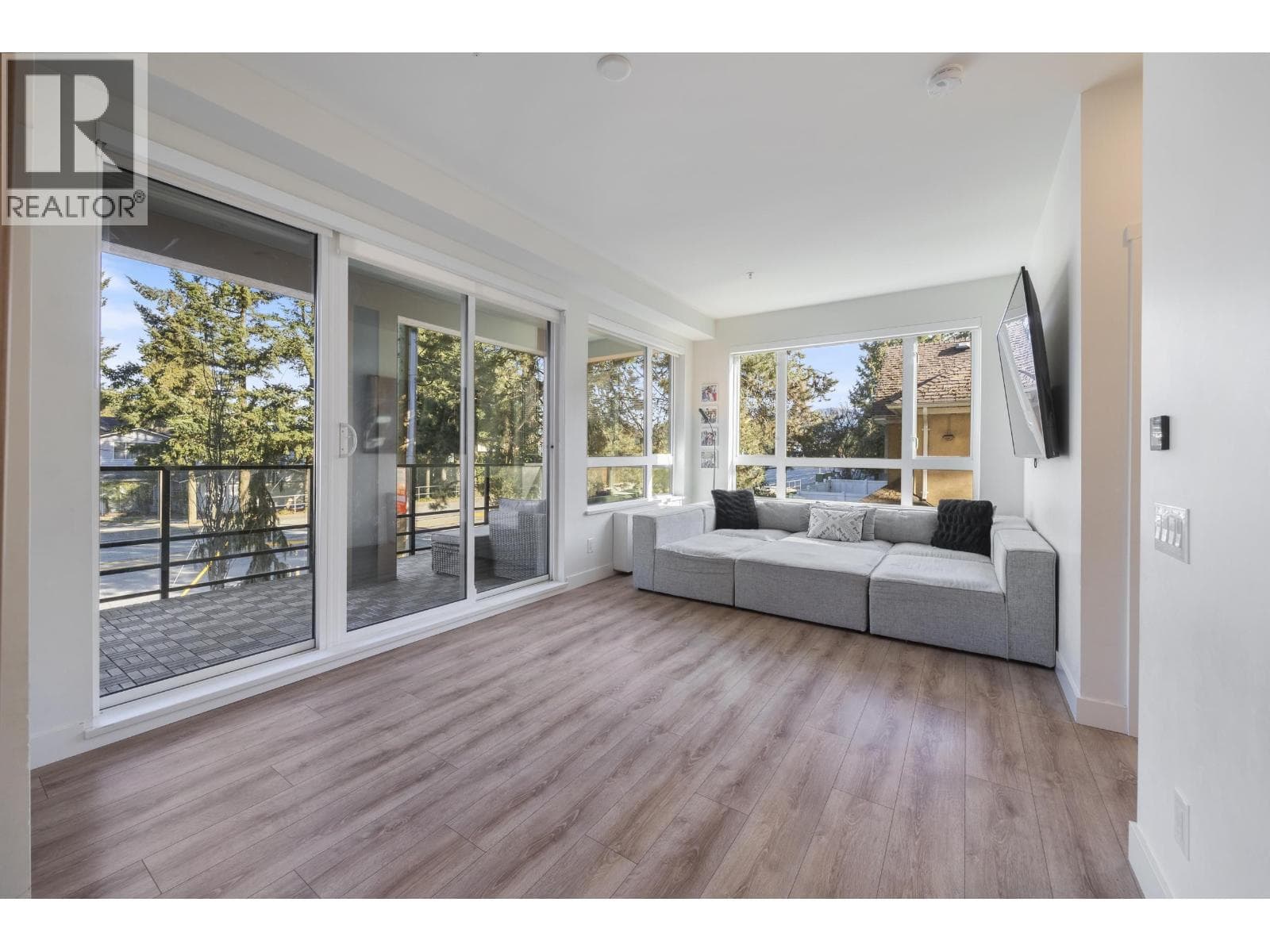 208 741 ANSKAR COURT photo 4