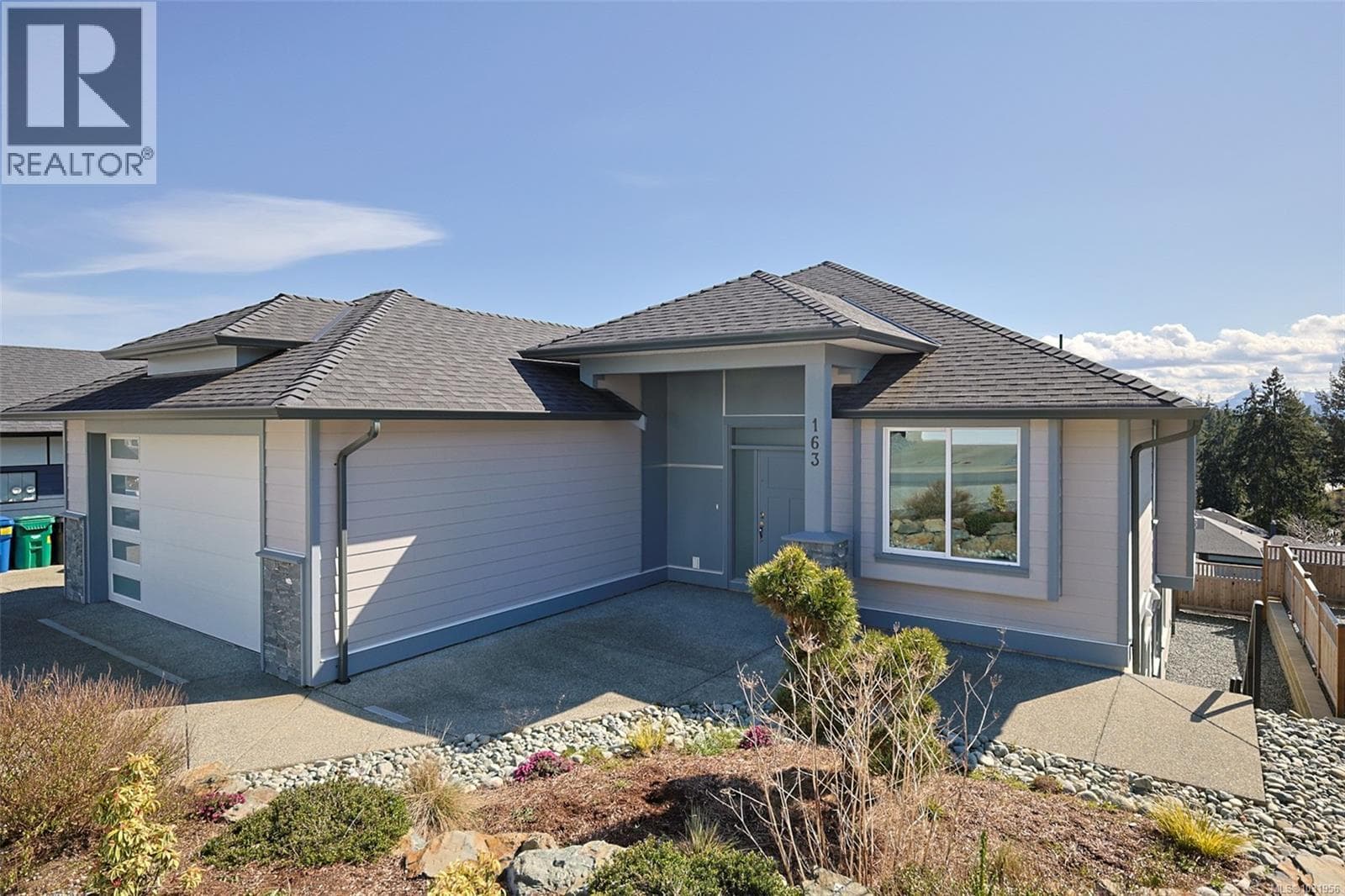 163 Golden Oaks Cres photo 2