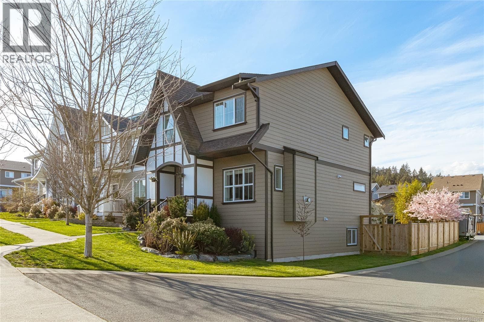 364 Kestrel St photo 2