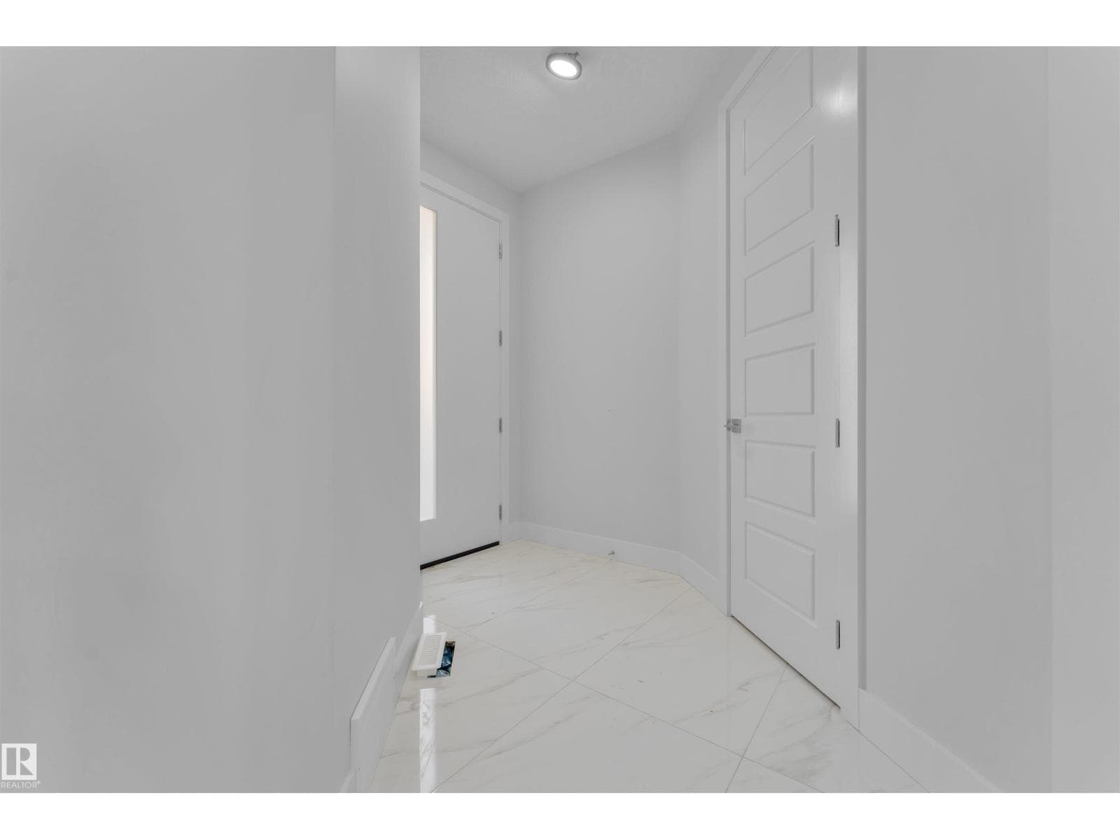 4312 36 ST photo 3