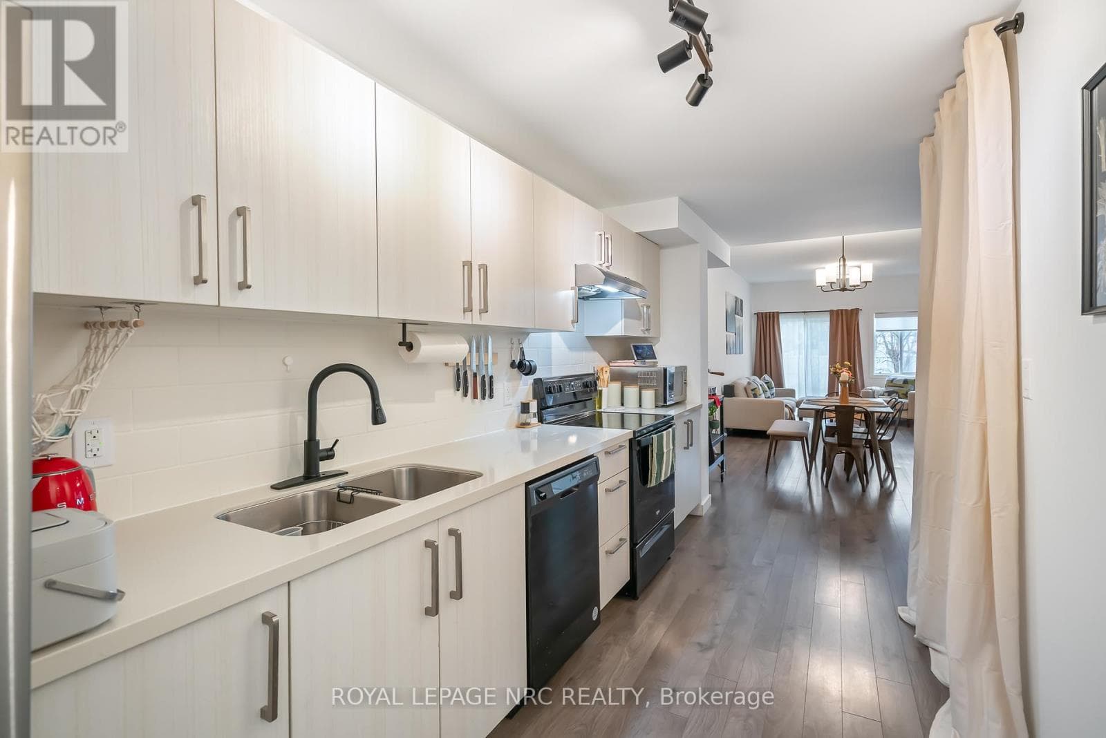 305 CHAFFEY STREET photo 4