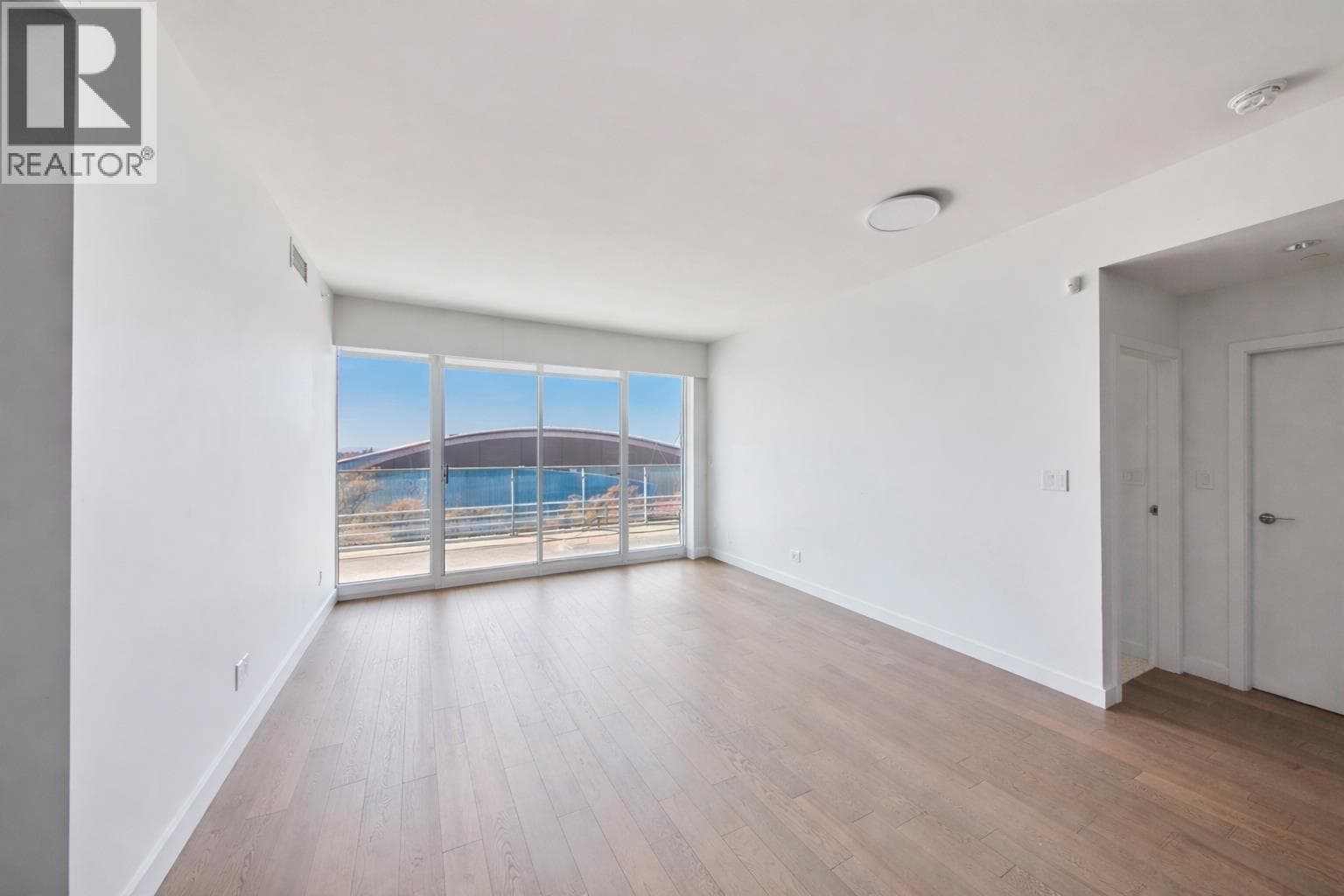 604 6622 PEARSON WAY photo 3