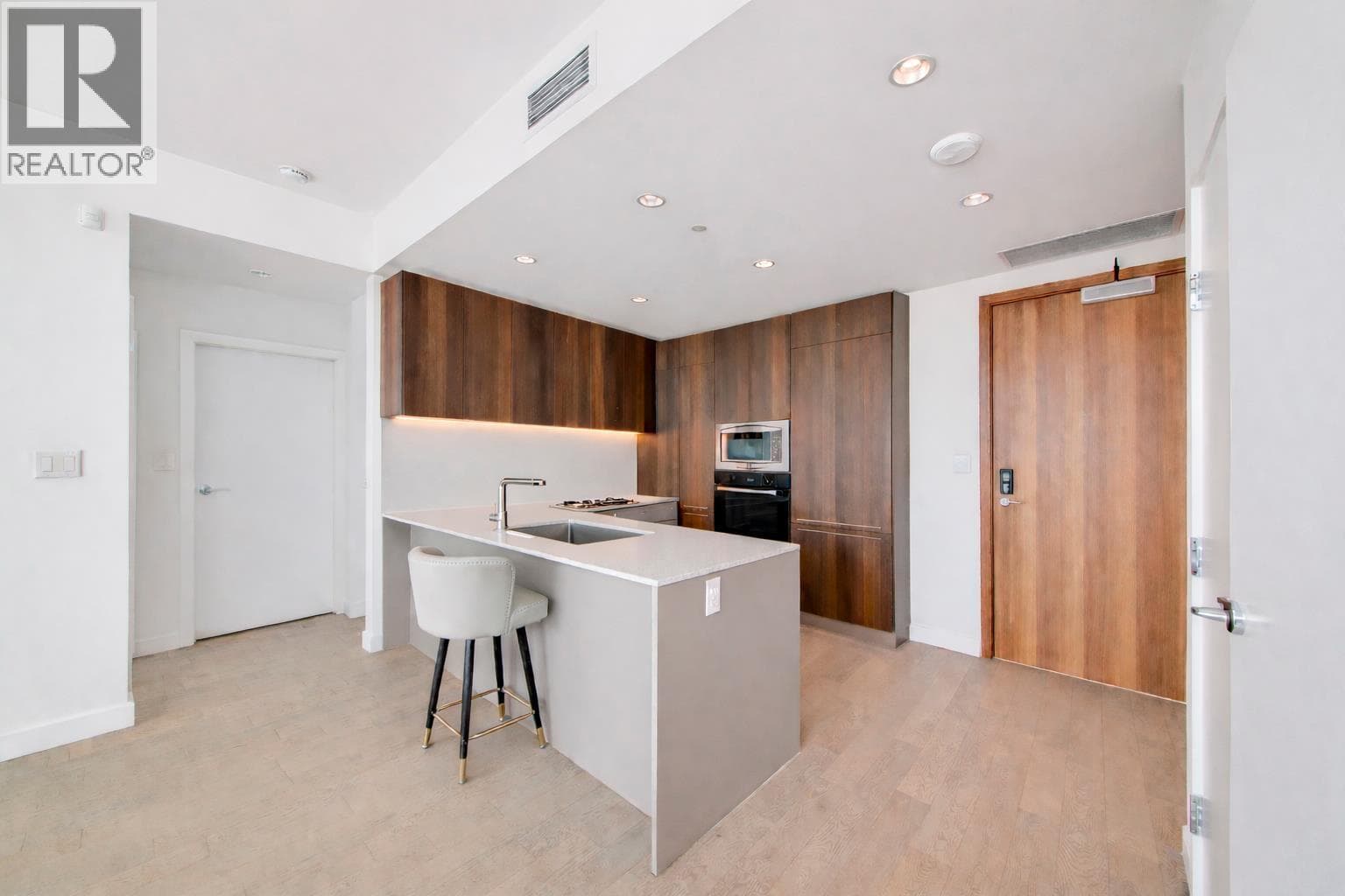 604 6622 PEARSON WAY photo 2