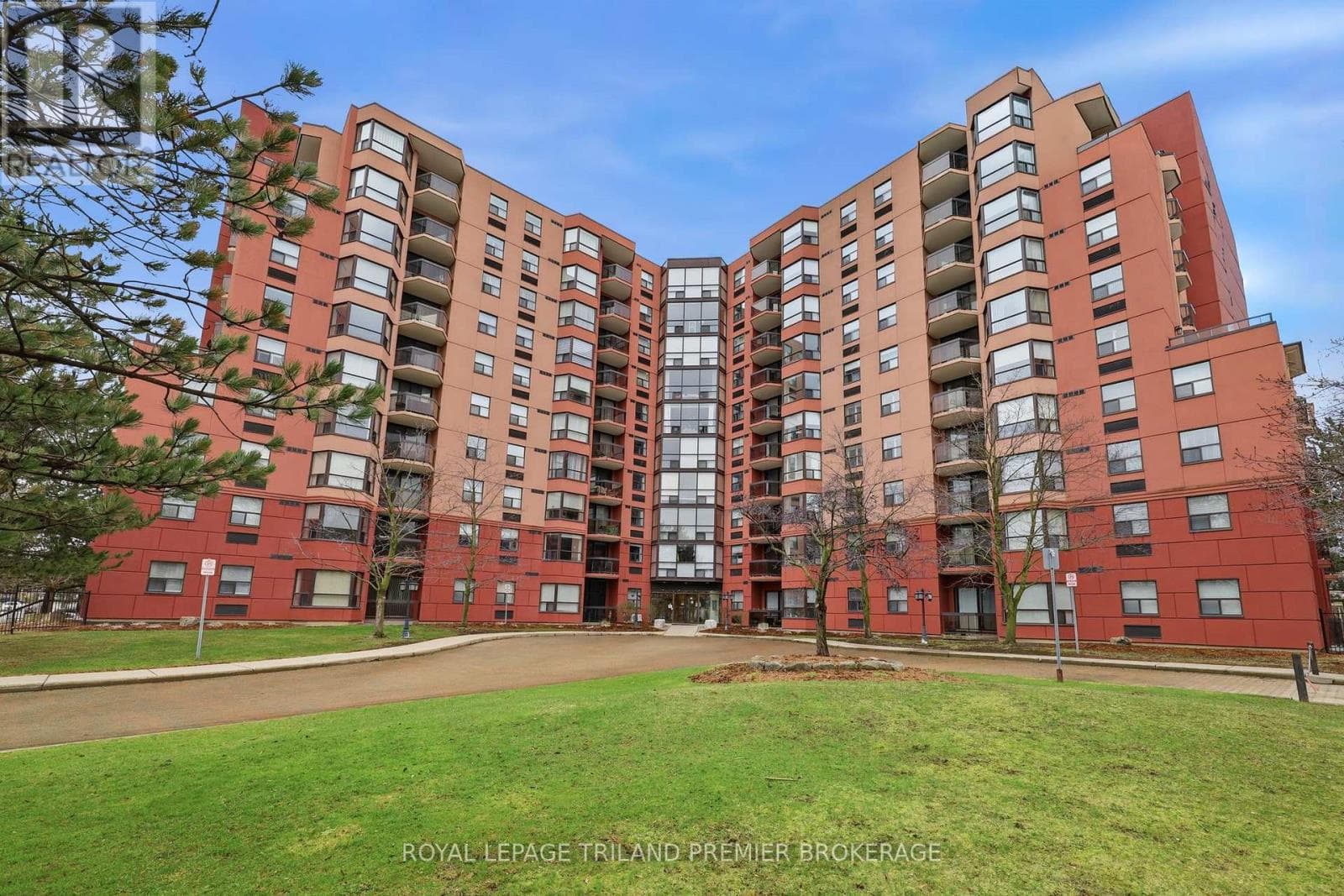 1004 - 600 TALBOT STREET photo 2