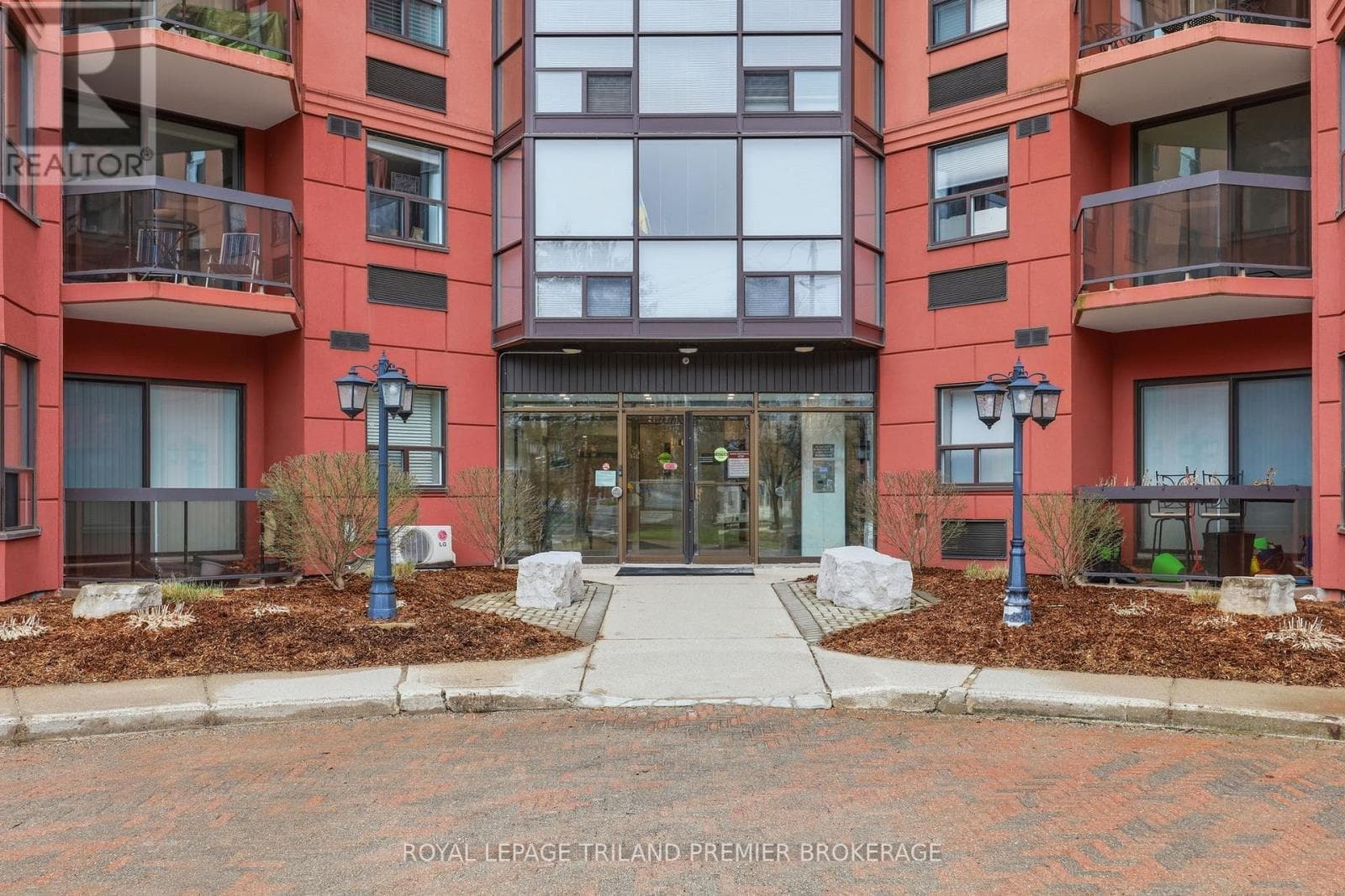 1004 - 600 TALBOT STREET photo 3