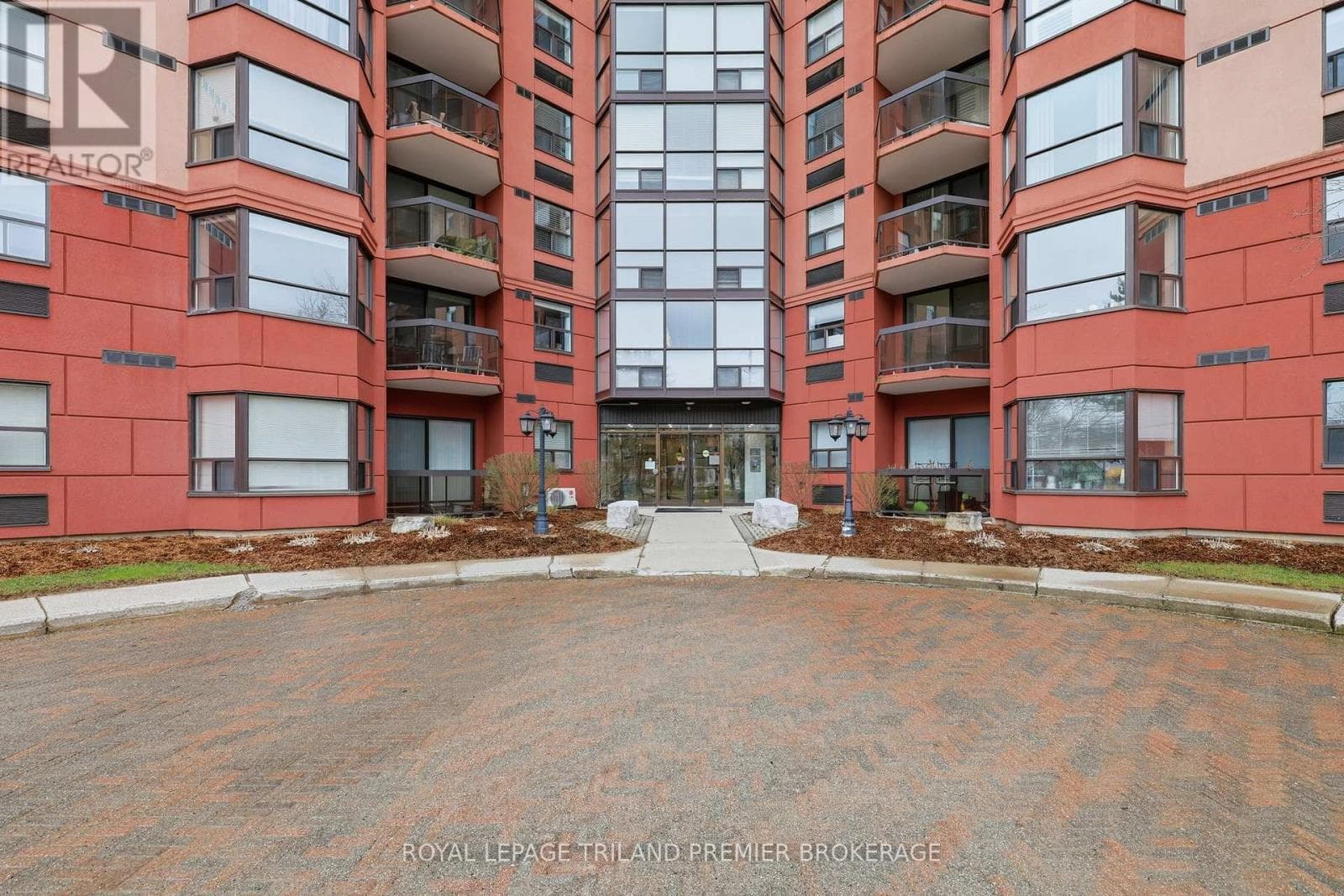 1004 - 600 TALBOT STREET photo 4