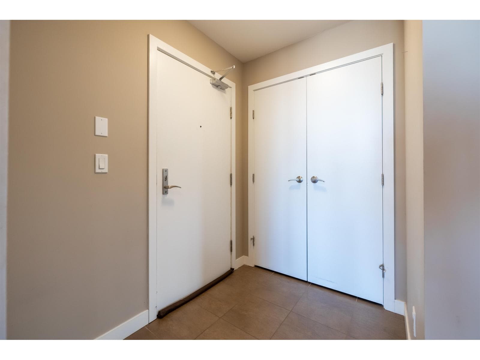 402 2950 KING GEORGE BOULEVARD photo 2