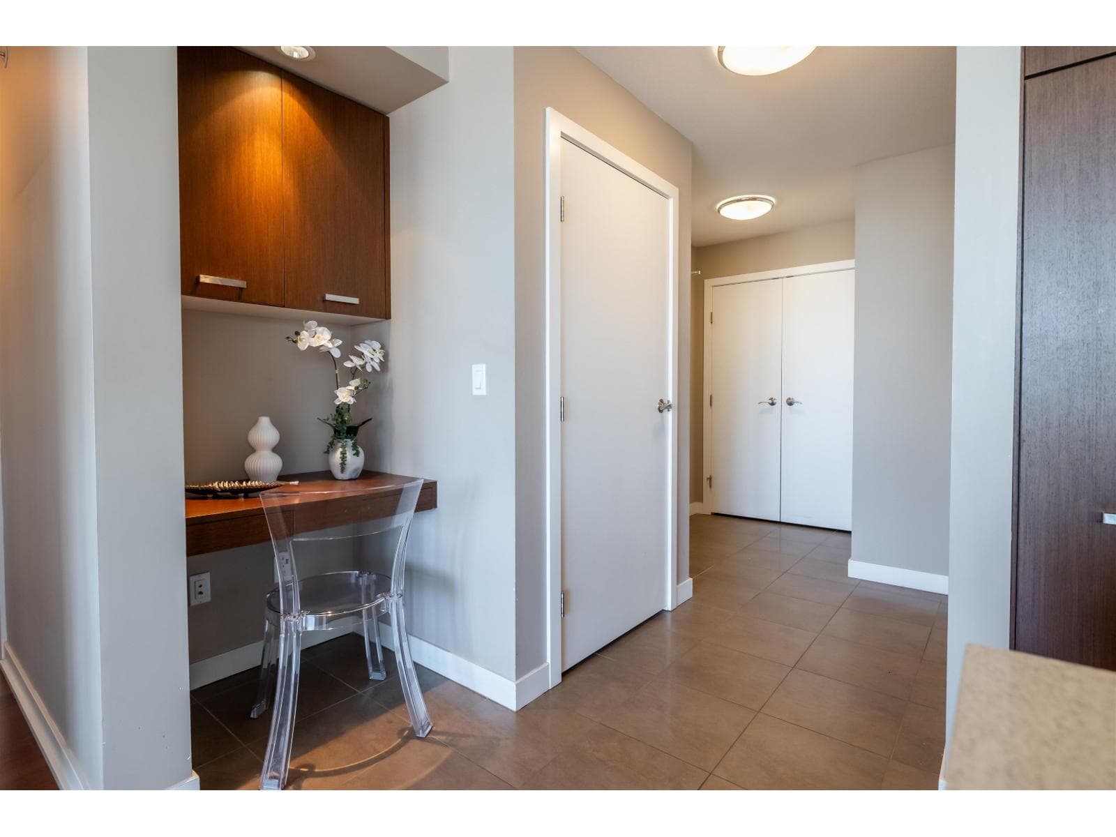 402 2950 KING GEORGE BOULEVARD photo 3