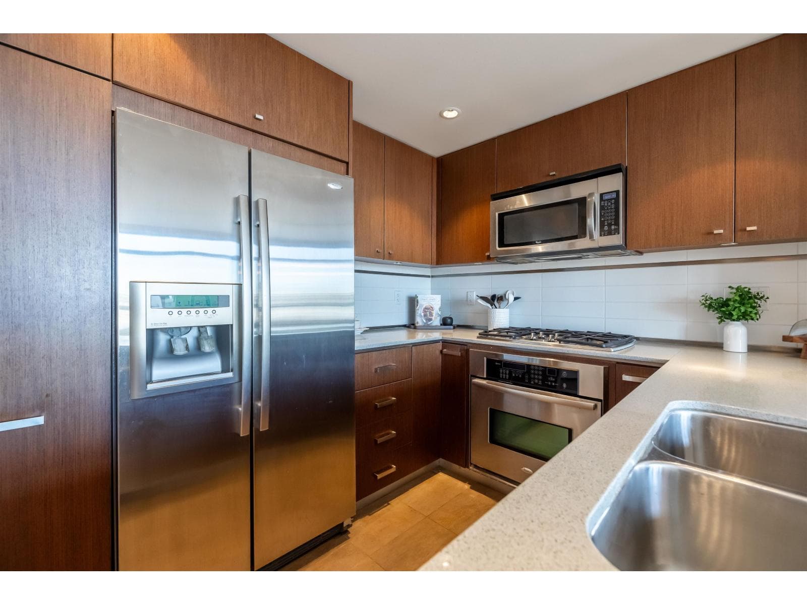 402 2950 KING GEORGE BOULEVARD photo 4