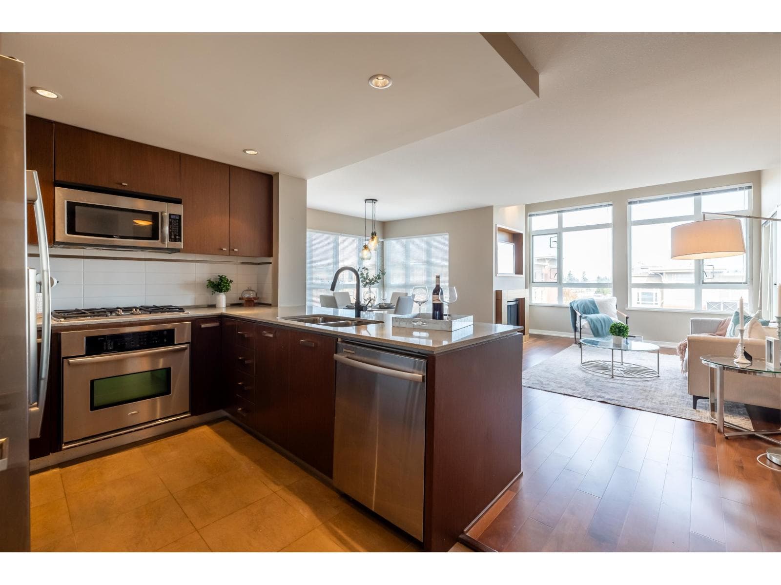 402 2950 KING GEORGE BOULEVARD photo 5