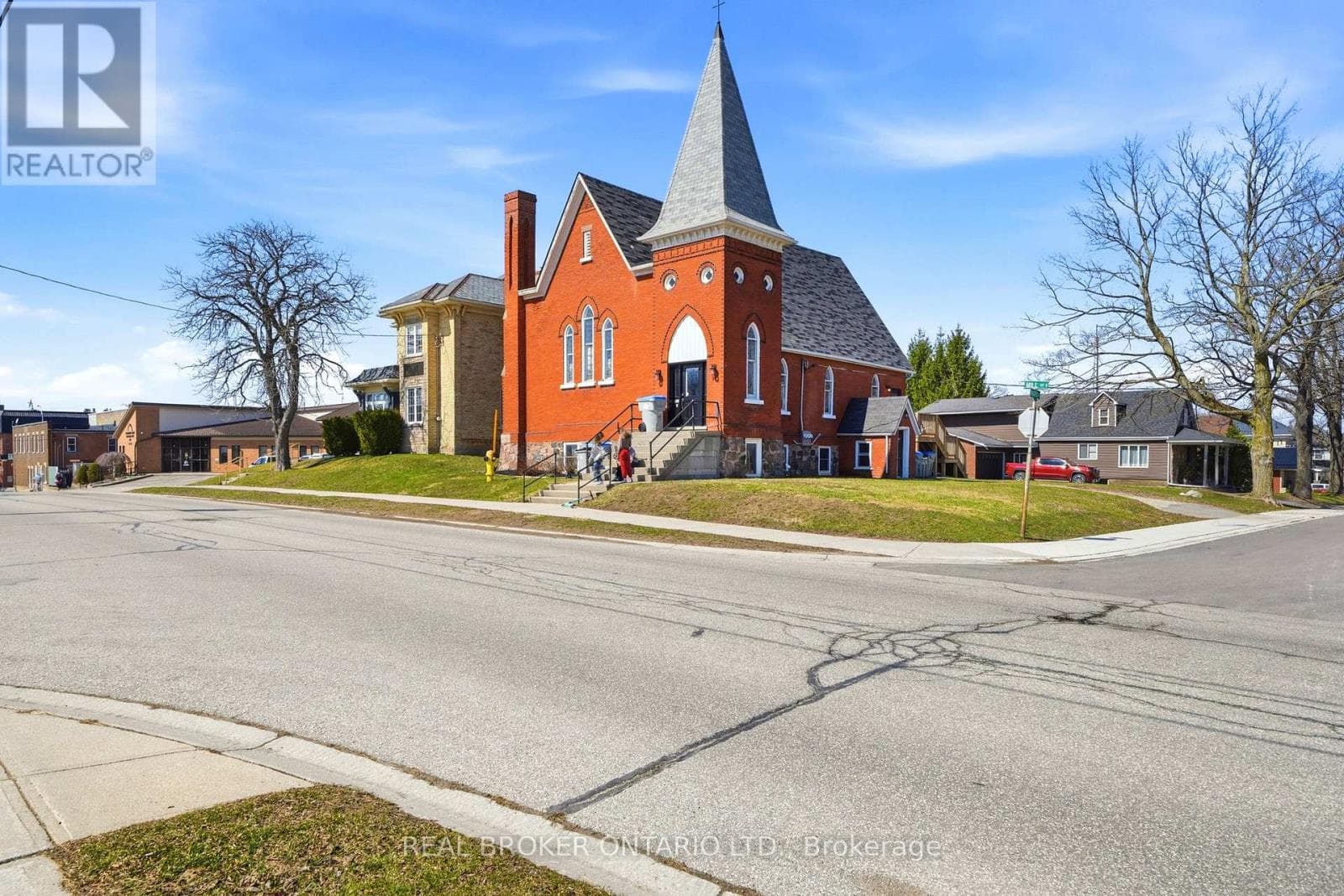 4 bed 3 bath multi-family at 20 MILL STREET E — $914,900