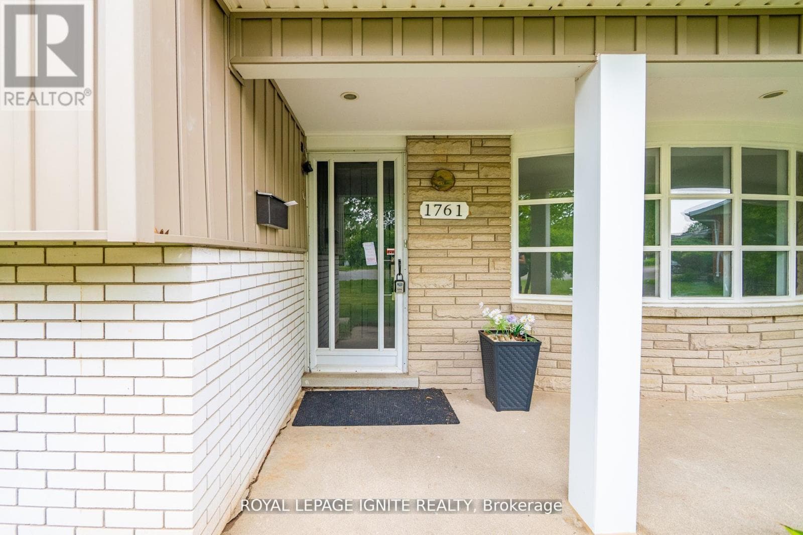 1761 DALEVIEW CRESCENT photo 3