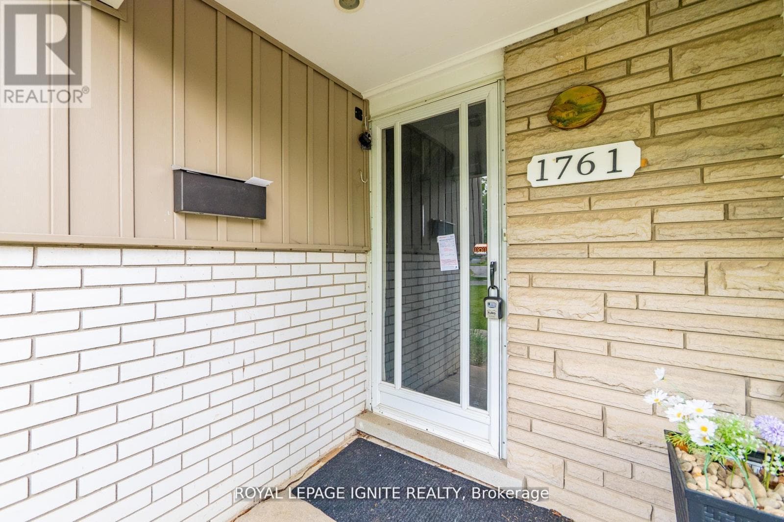 1761 DALEVIEW CRESCENT photo 4