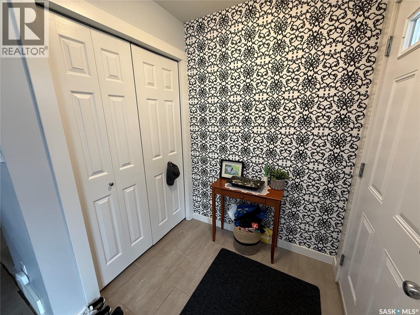 529 Alexandra STREET photo 2
