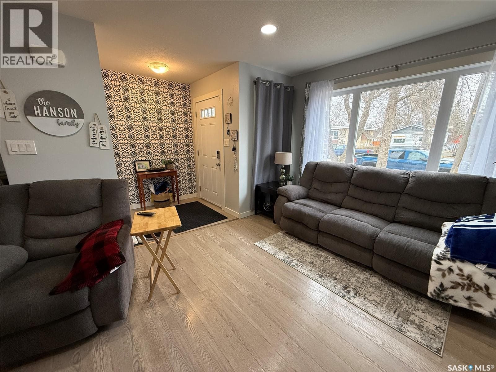 529 Alexandra STREET photo 3