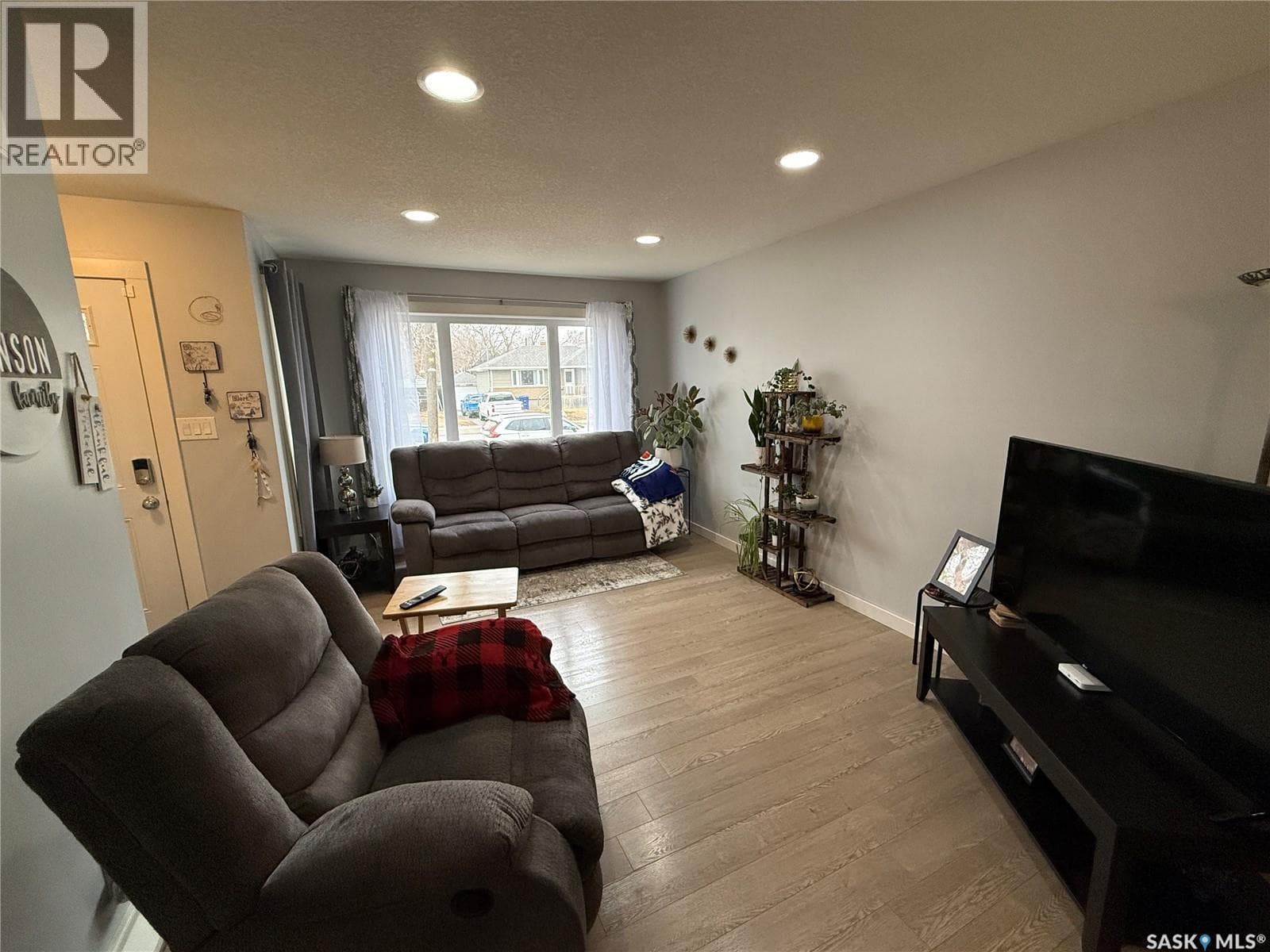 529 Alexandra STREET photo 4